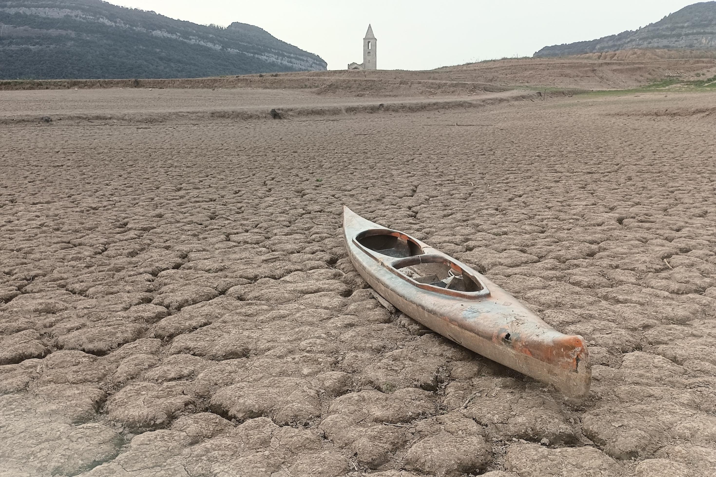 Ein Kanu liegt im Trockenen auf einem ausgedörrten See ohne Wasser – Im März war der Stausee Pantà de Sau bei Barcelona nicht mal zu drei Prozent gefüllt.