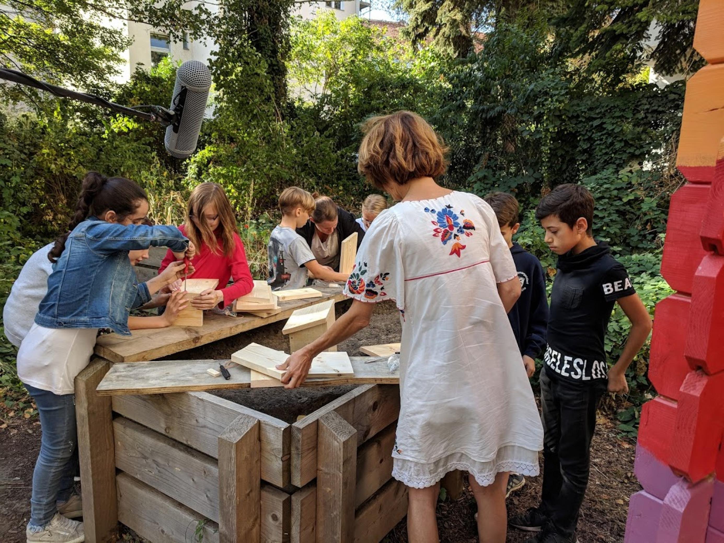 Schüler bauen Nistkätzen.