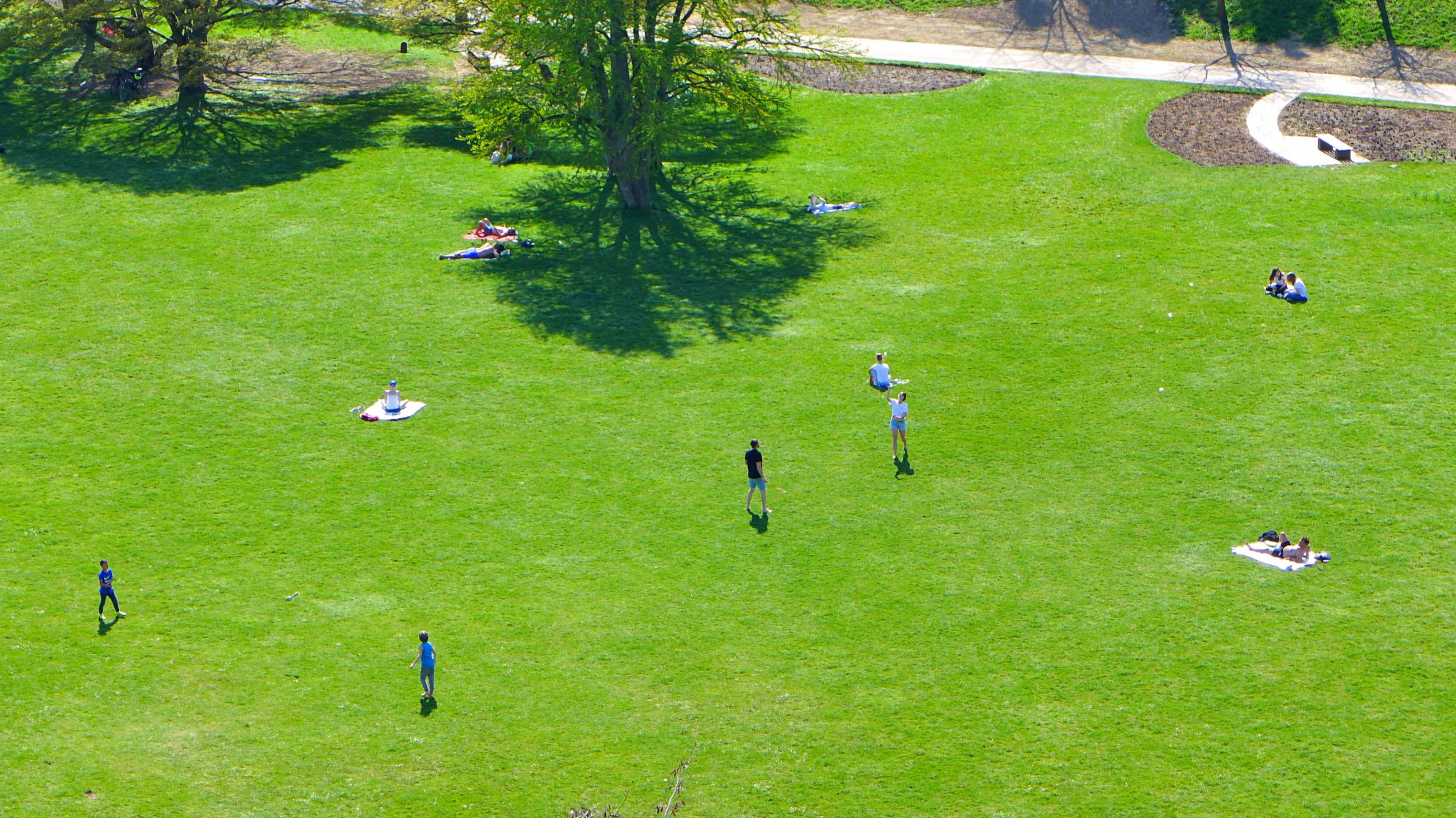 Bei sonnigem Wetter zieht es viele Menschen in die Parks, wie hier in Stuttgart. Doch sie halten Abstand zueinander.