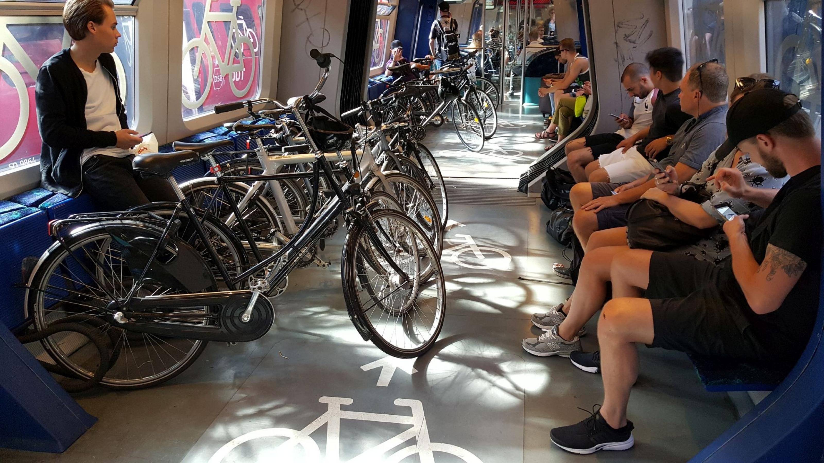 Zahlreiche Fahrräder in einem Waggon der Dänischen Bahn.