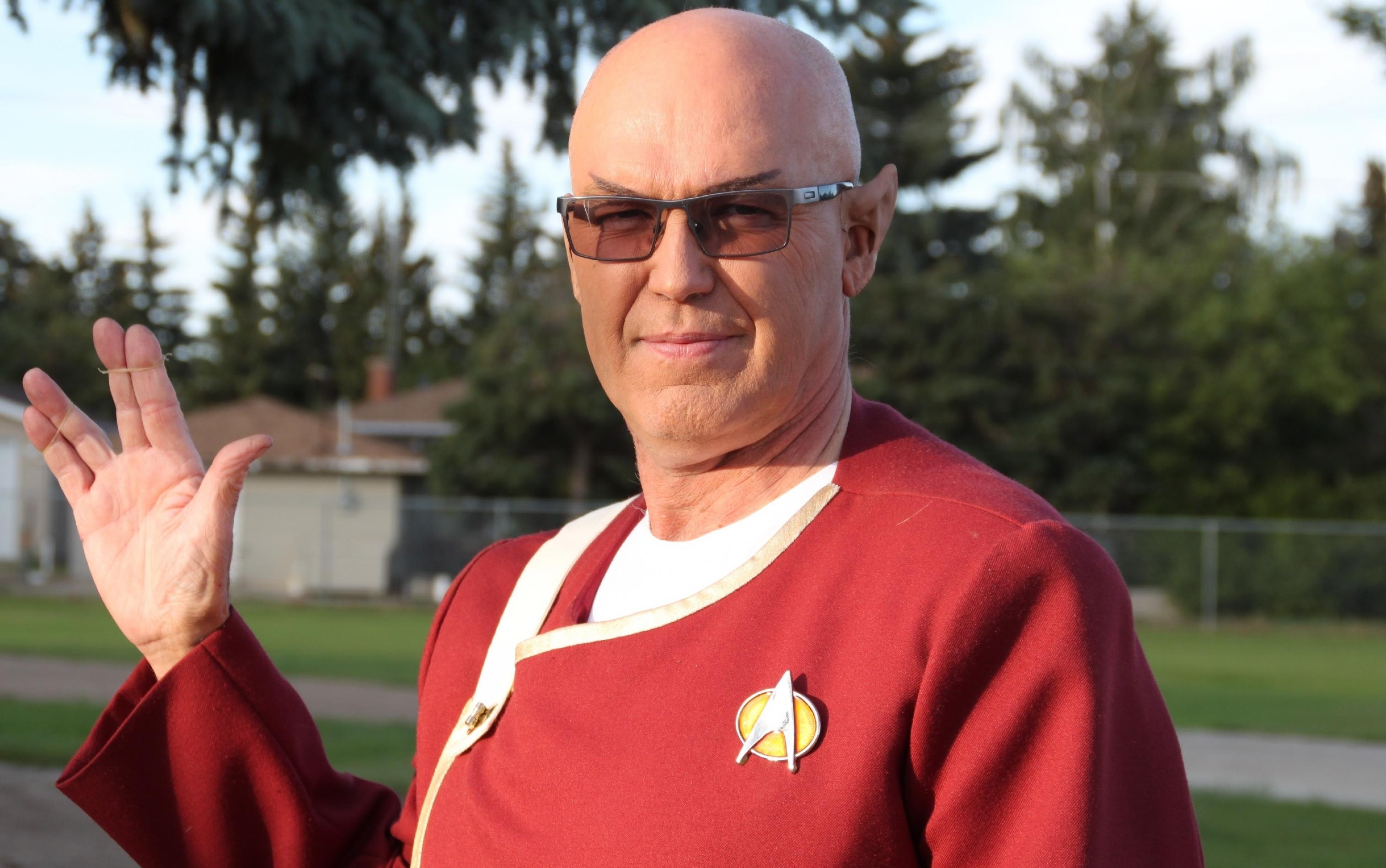 Mann mit Star-Trek-Uniform und spitzen Ohren.