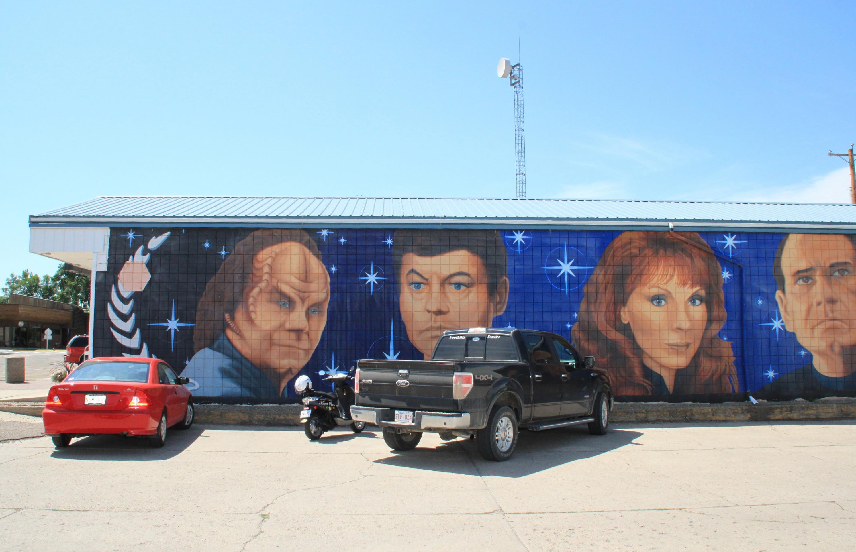 Ein Star Trek Wandbild, vor dem Auto parken.