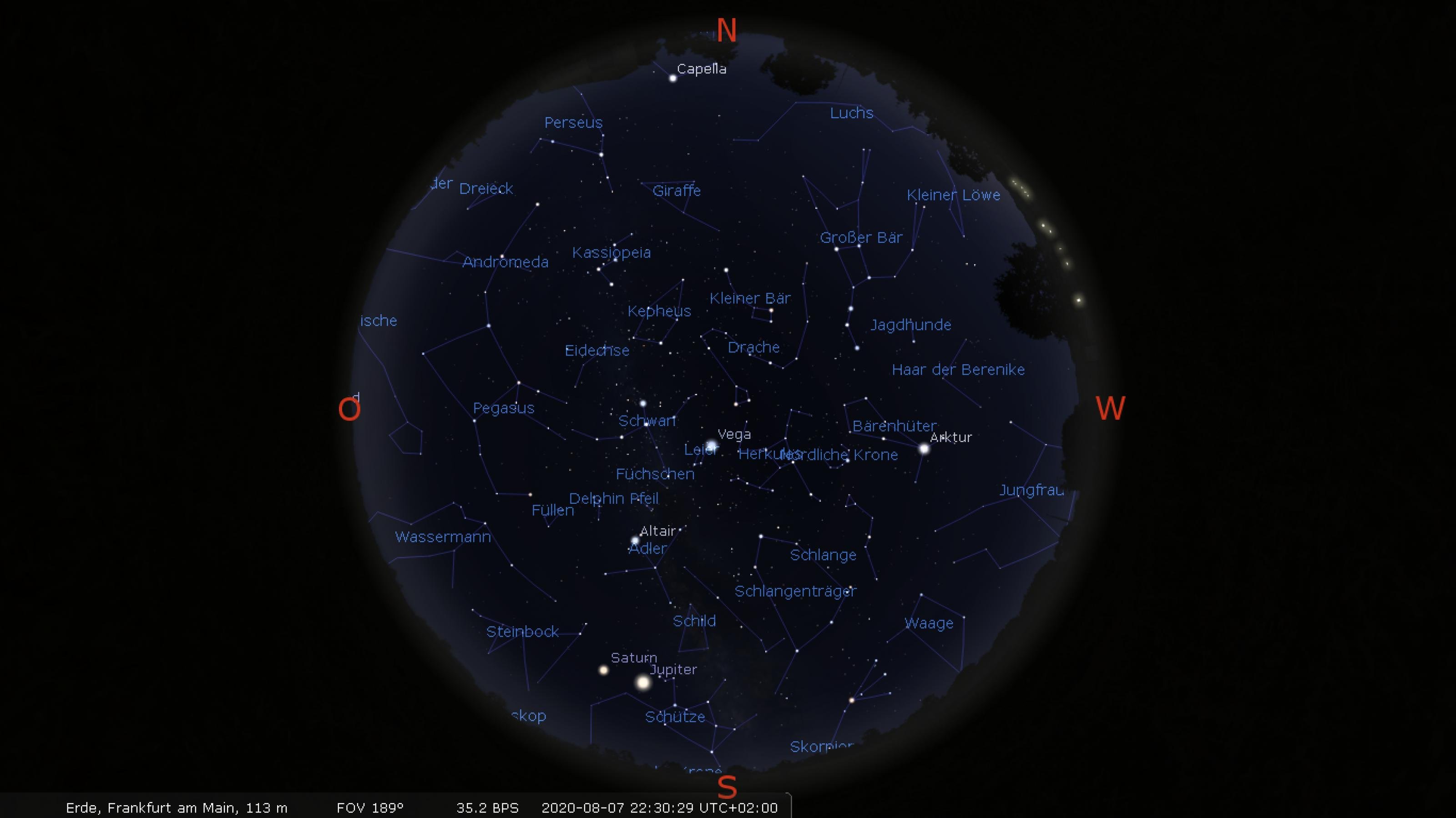 Eine Karte des Sternenhimmels Anfang August 2020 gegen 22:30 Uhr MESZ über Frankfurt am Main.