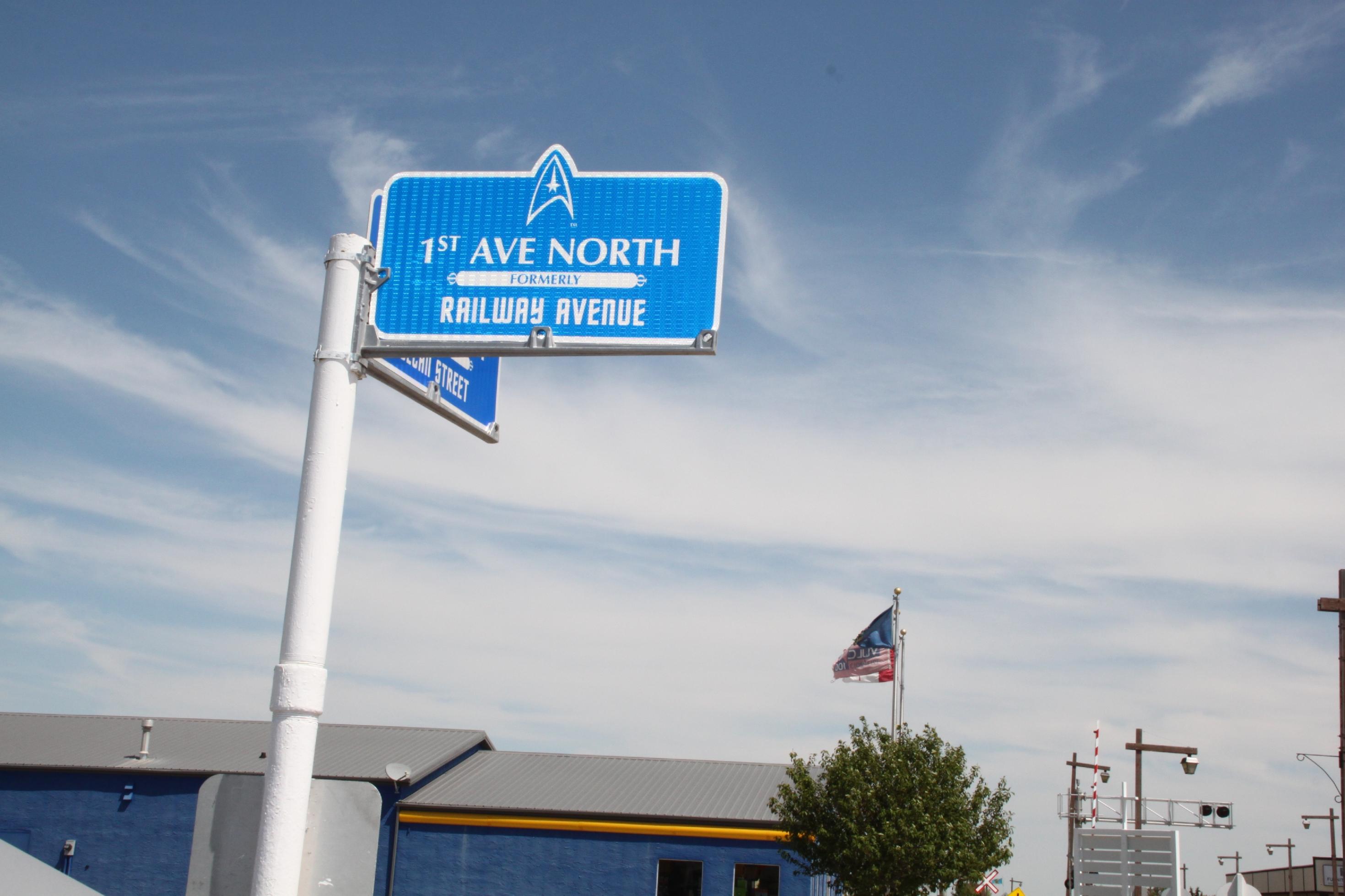 Ein Straßenschild vor blauem Himmel.