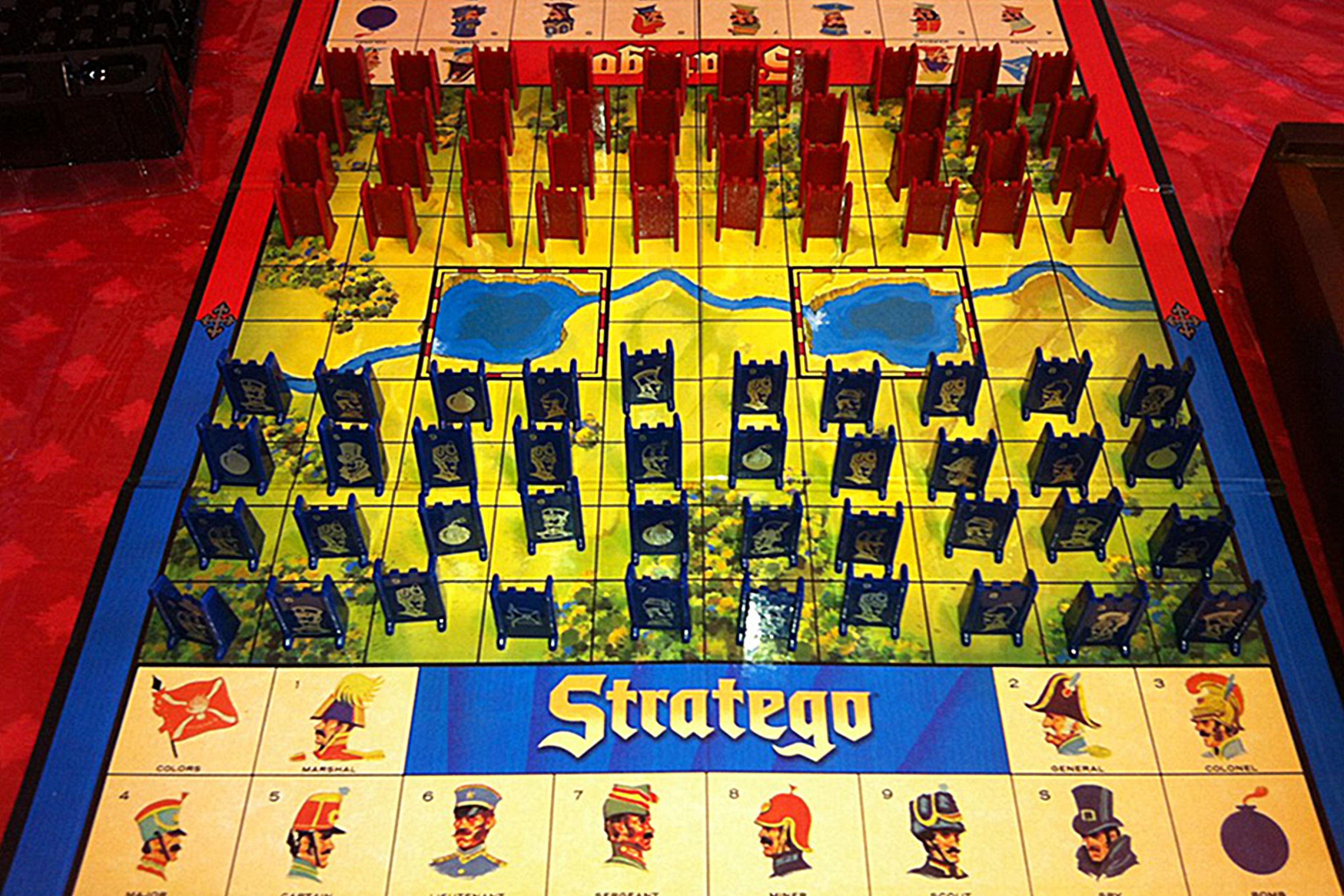 Das Brettspiel Stratego ist hochkomplex, weil es unfassbar viele Zugmöglichkeiten gibt und die Figuren noch dazu vor dem Gegner verborgen werden.