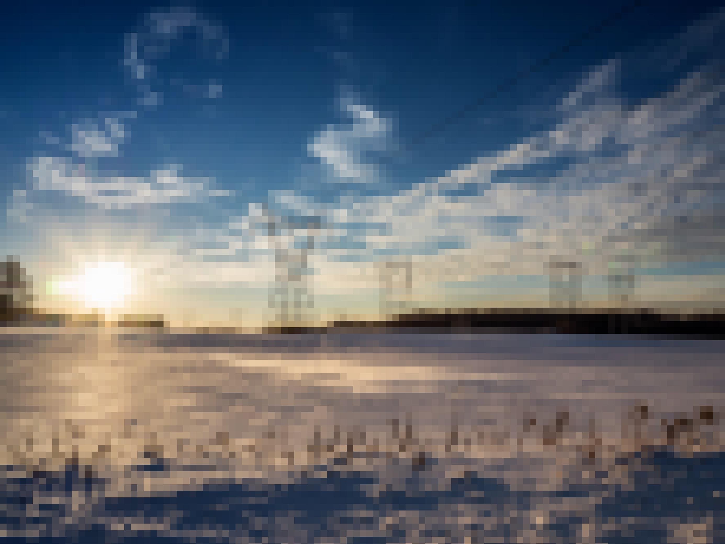 Stromleitung in Winterlandschaft.