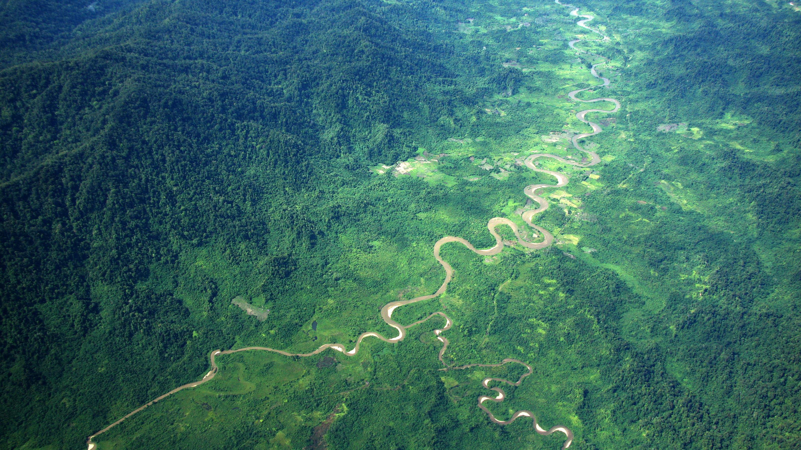 Eine Luftaufnahme zeigt die Siedlungsgebiete um die Flüsse Krueng-Aceh-und-Krueng Daroy als eine fast unberührtes biodiverses Landschaft
