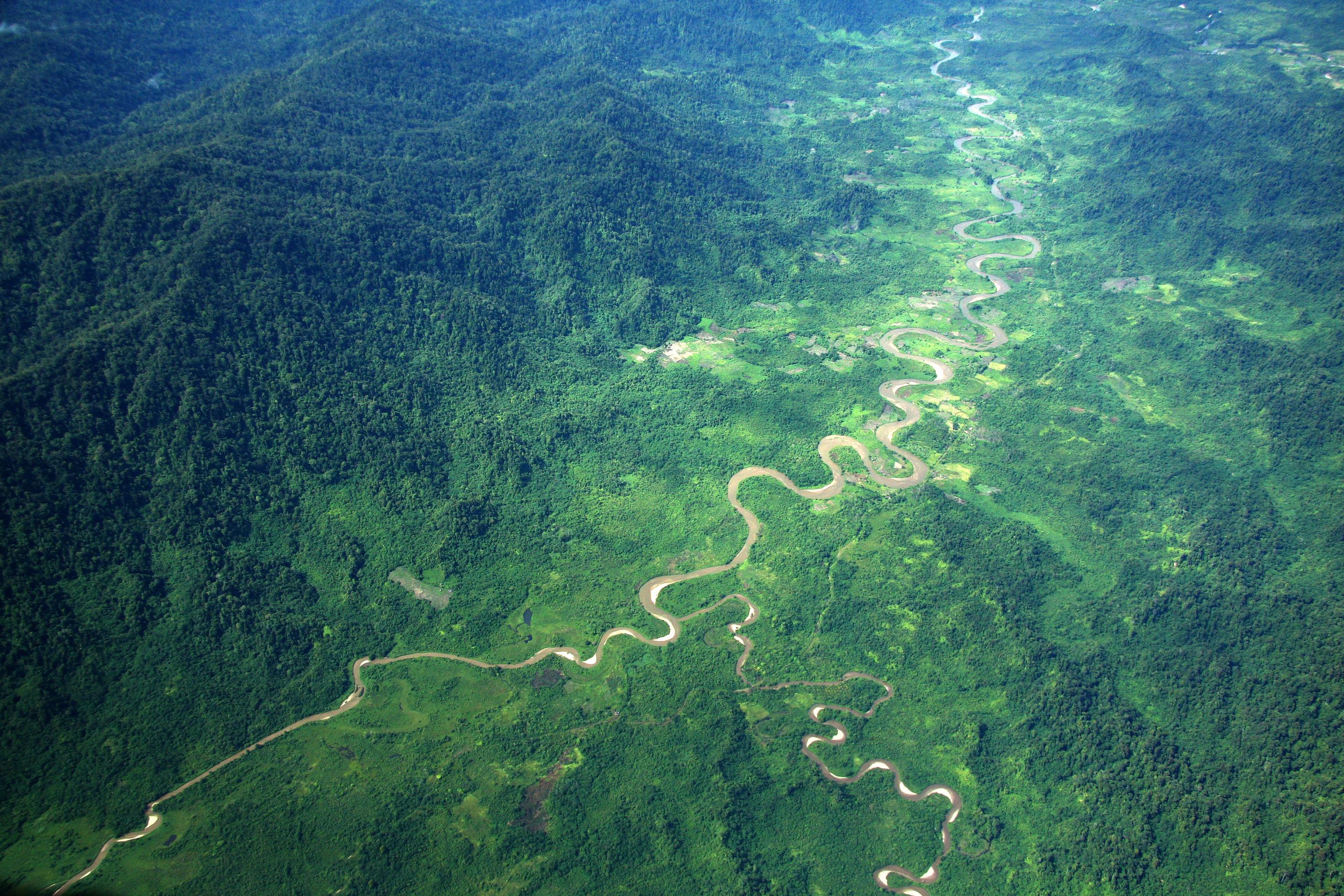 Eine Luftaufnahme zeigt die Siedlungsgebiete um die Flüsse Krueng-Aceh-und-Krueng Daroy als eine fast unberührtes biodiverses Landschaft