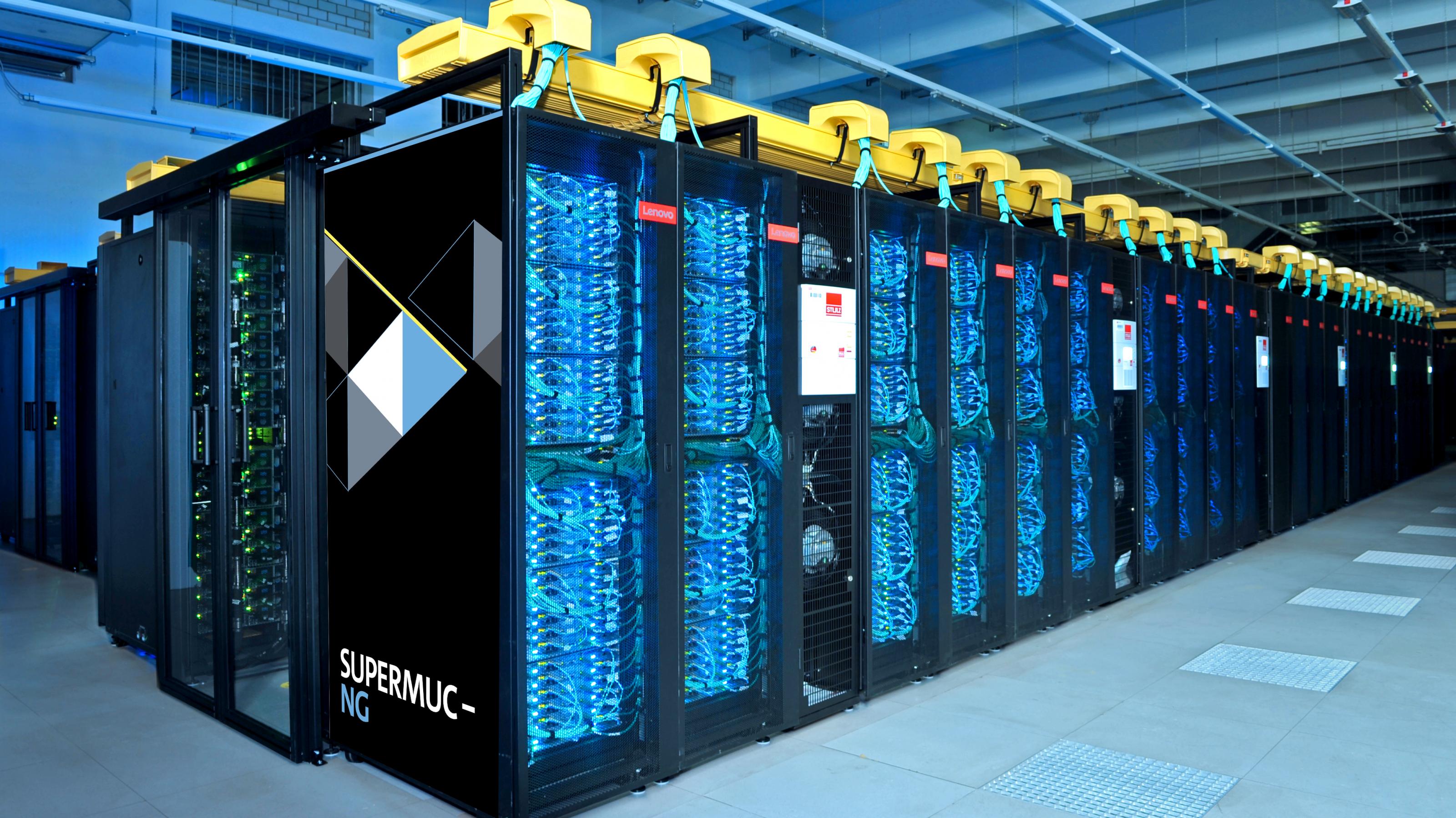 Eine Reihe von Computerservern des Supercomputers „Super MUC-NG“ am Leibniz Rechenzentrum in Garching bei München.