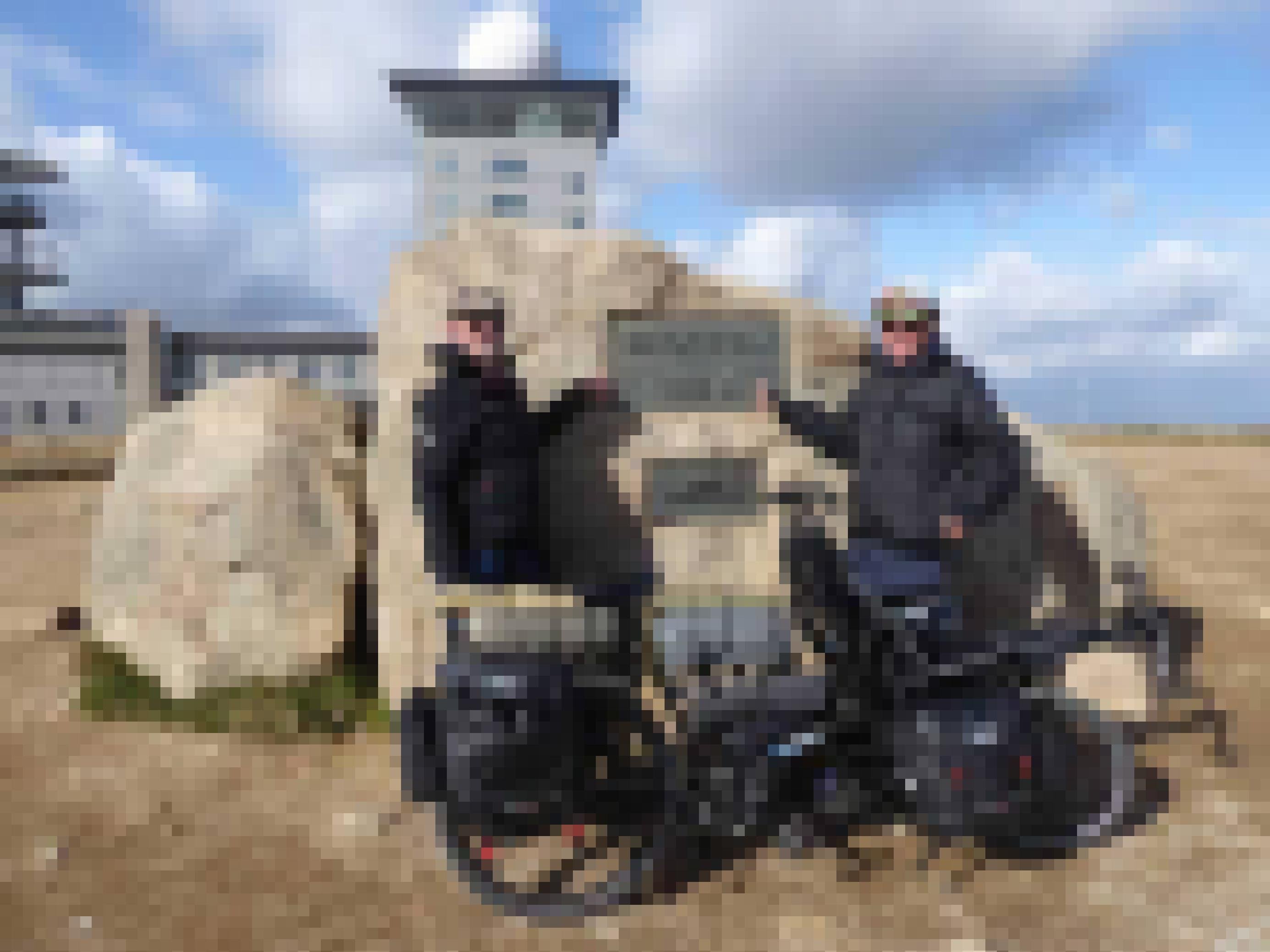 Mit ihrem vollbepackten Tandem stehen Marx und Pansin auf dem  höchsten Berg im Harz und zeigen auf die Gipfeltafel, die 1142 Meter anzeigt.