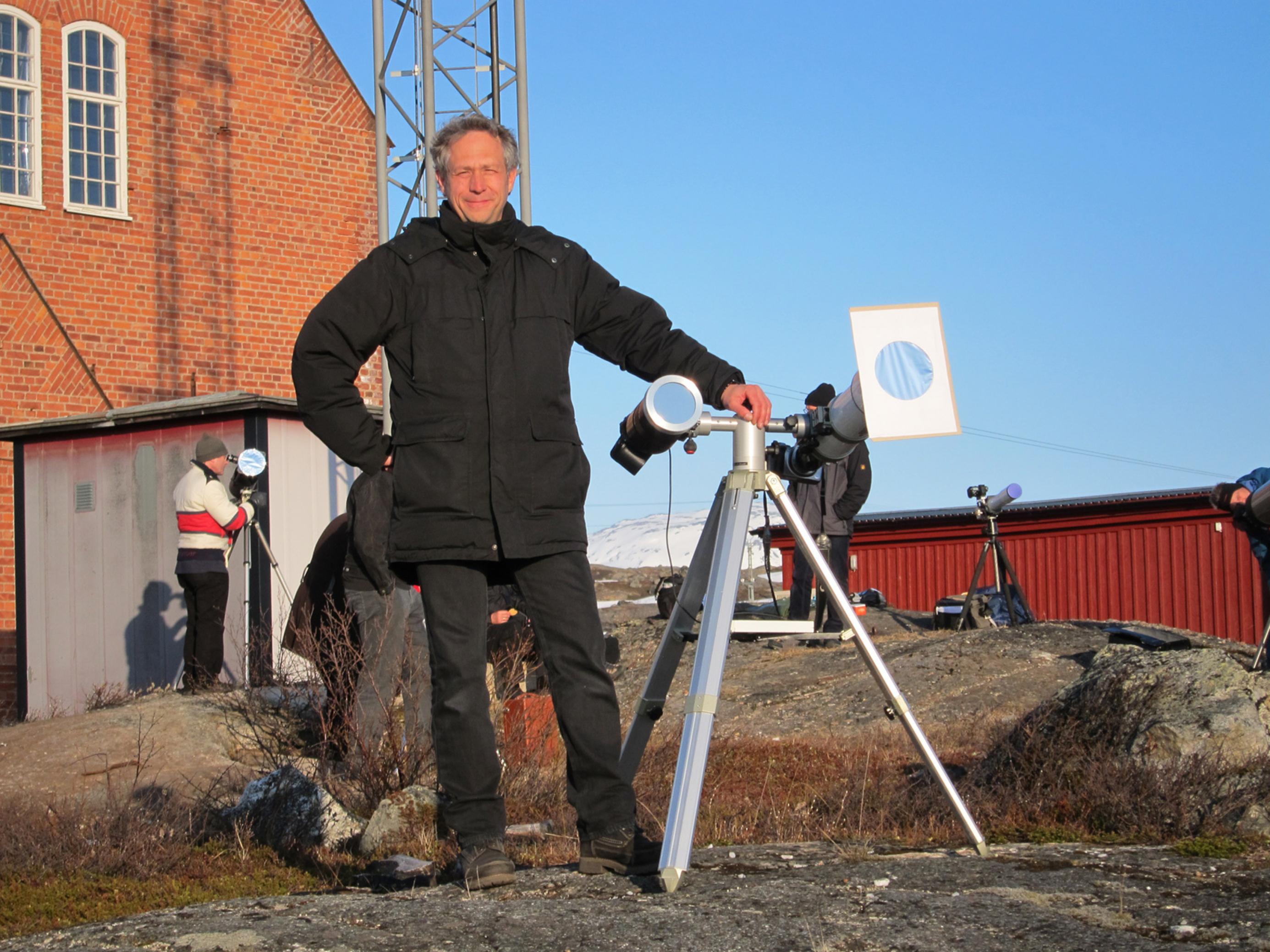 Sven Melchert neben seinem Teleskop bei der Beobachtung des Venustransits am Morgen des 12. Juni 2012.