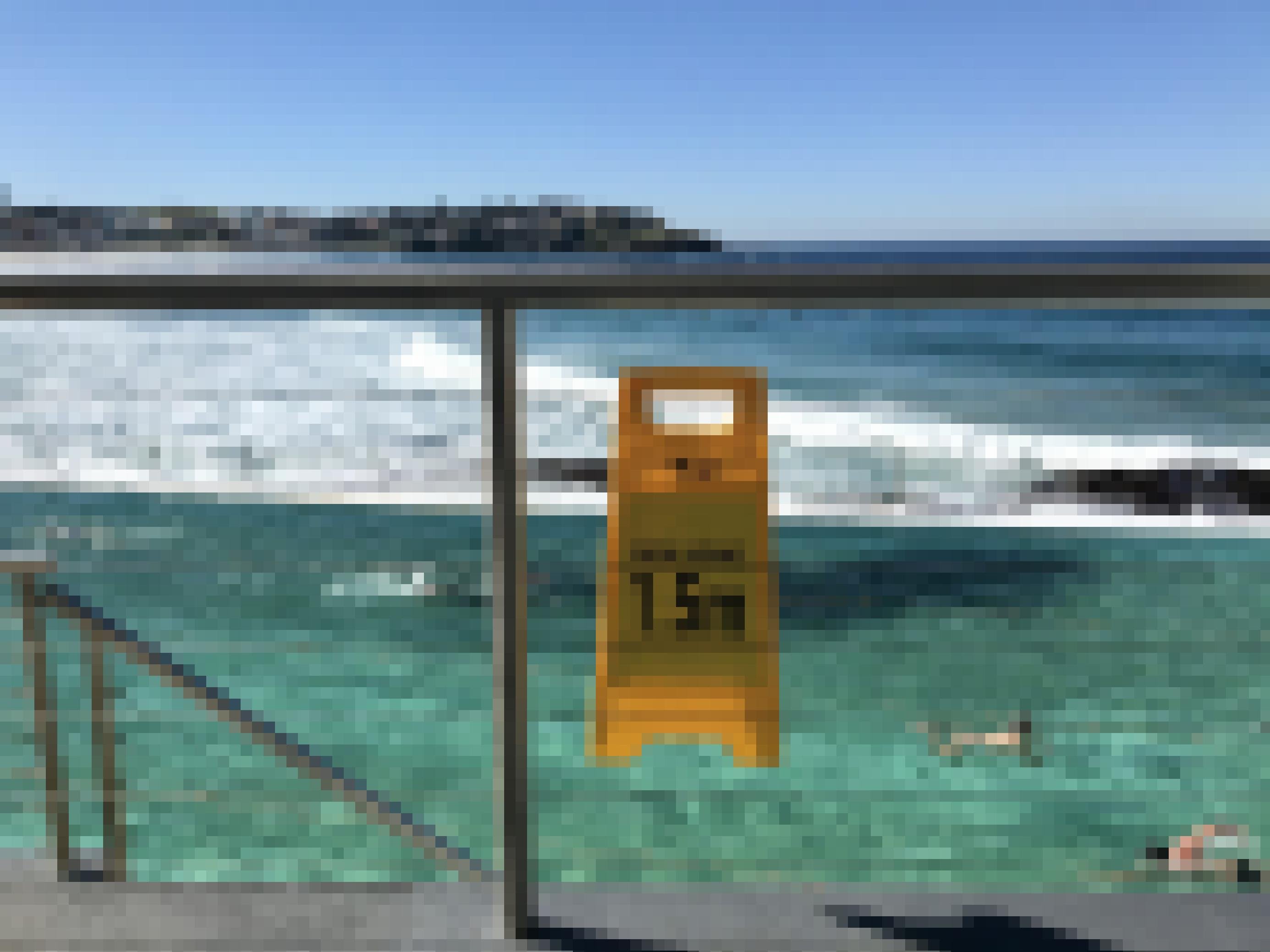 Im Meeresschwimmbad 'Icebergs’ in Sydneys Strandvorort Bondi Beach ziehen Krauler ihre Bahnen. Ein Schild erinnert daran, 1,5 Meter Abstand zu anderen Menschen zu halten. In der letzten Juniwoche geht auch das Meeresschwimmbad wieder in den Lockdown.