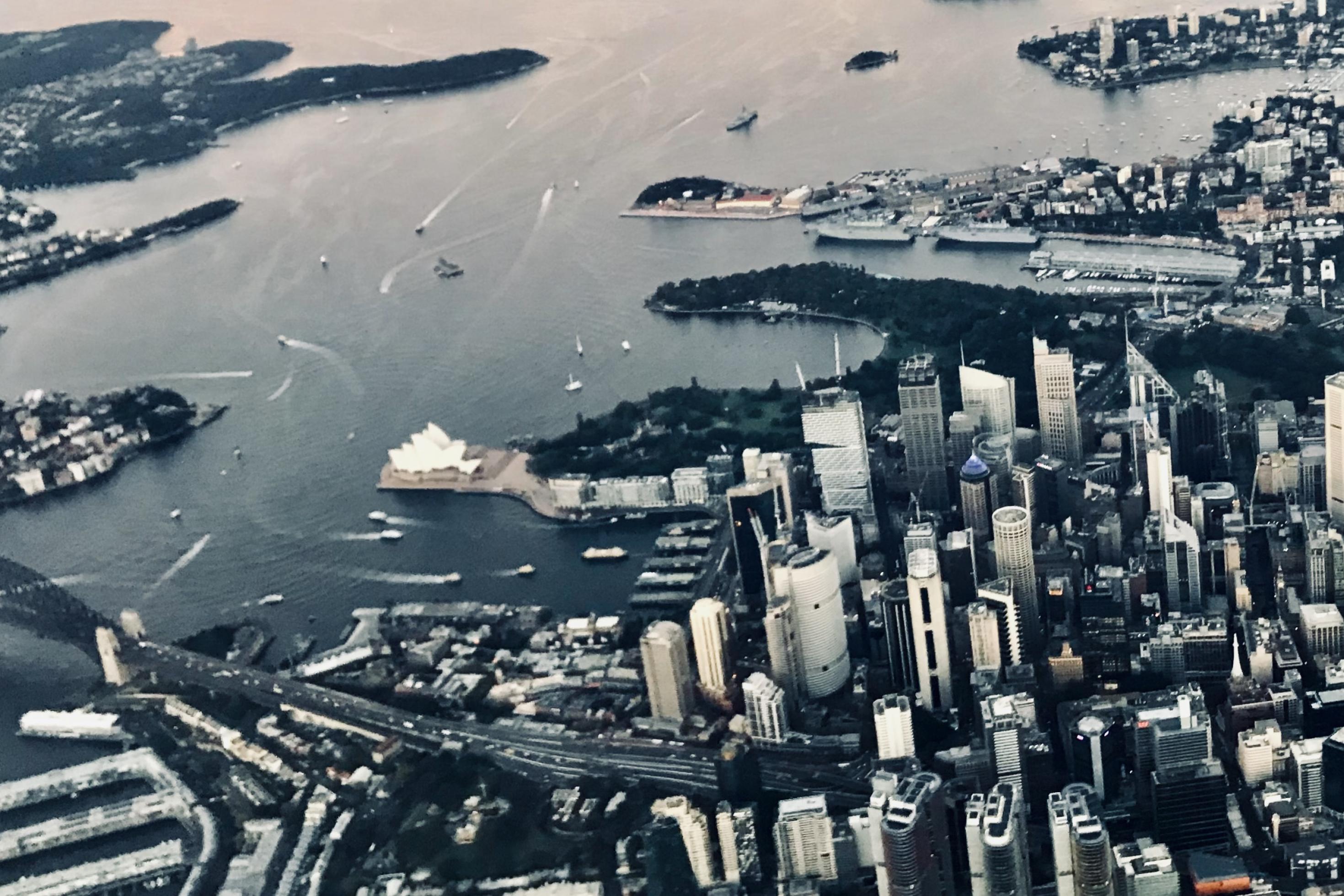 Luftaufnahme von Sydneys Hafen während des Anflugs – Ausreisen dürfen die Einheimischen nach wie vor nur mit Ausnahmegenehmigung.