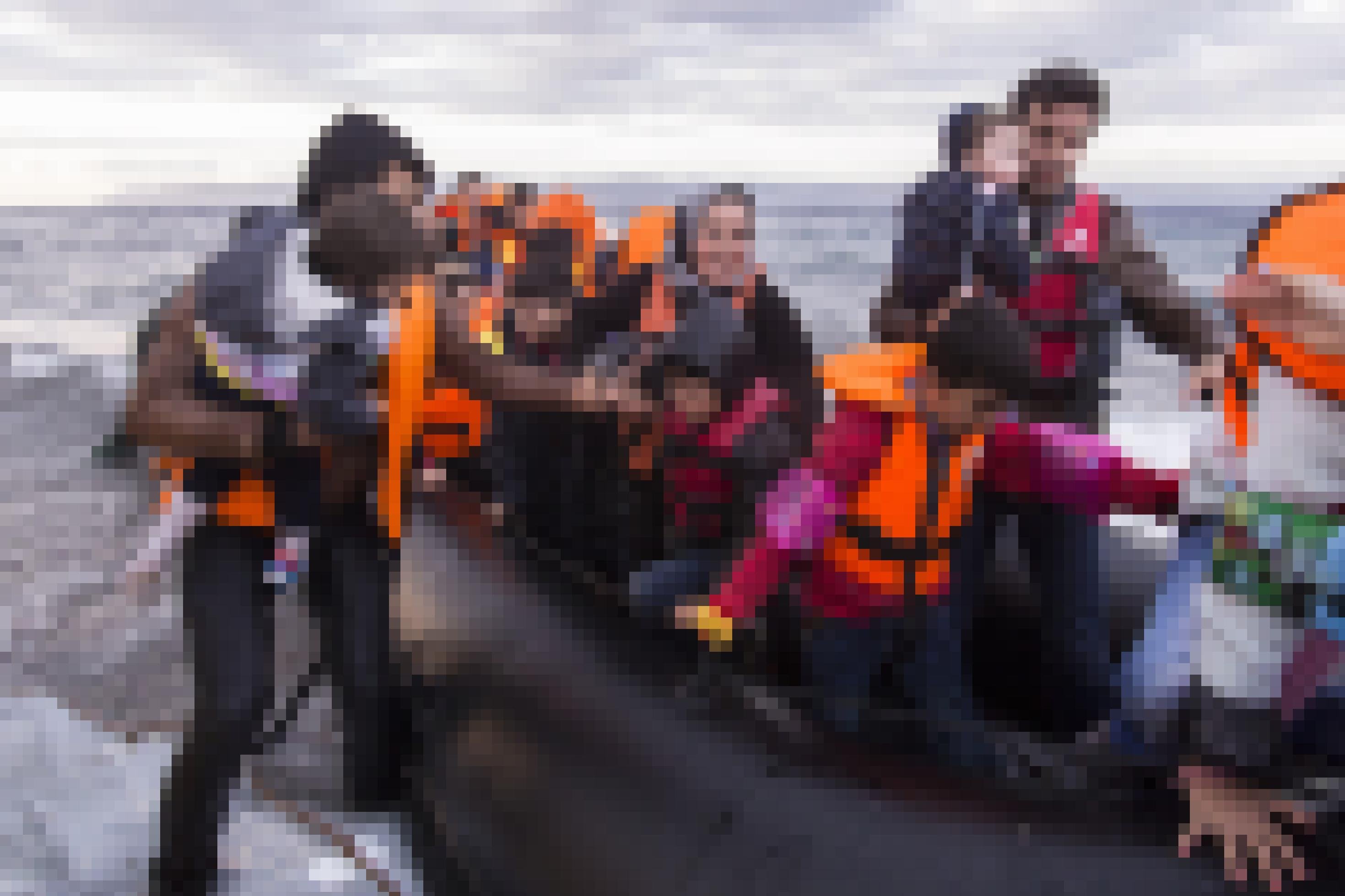 Syrische Flüchtlinge steigen aus einem Boot. Es sind viele Kinder darunter.
