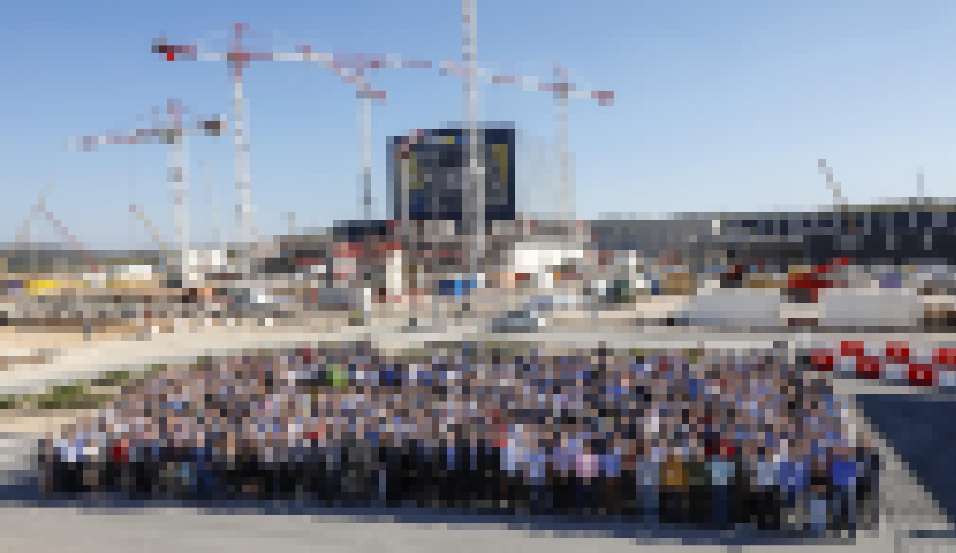 Die ITER-Mitarbeiter posieren vor der 60 Meter hohen Montagehalle, neben der einmal der Fusionsreaktor stehen soll. Das Bild entstand im Herbst 2017 – zehn Jahre nach der Gründung der ITER-Organisation.