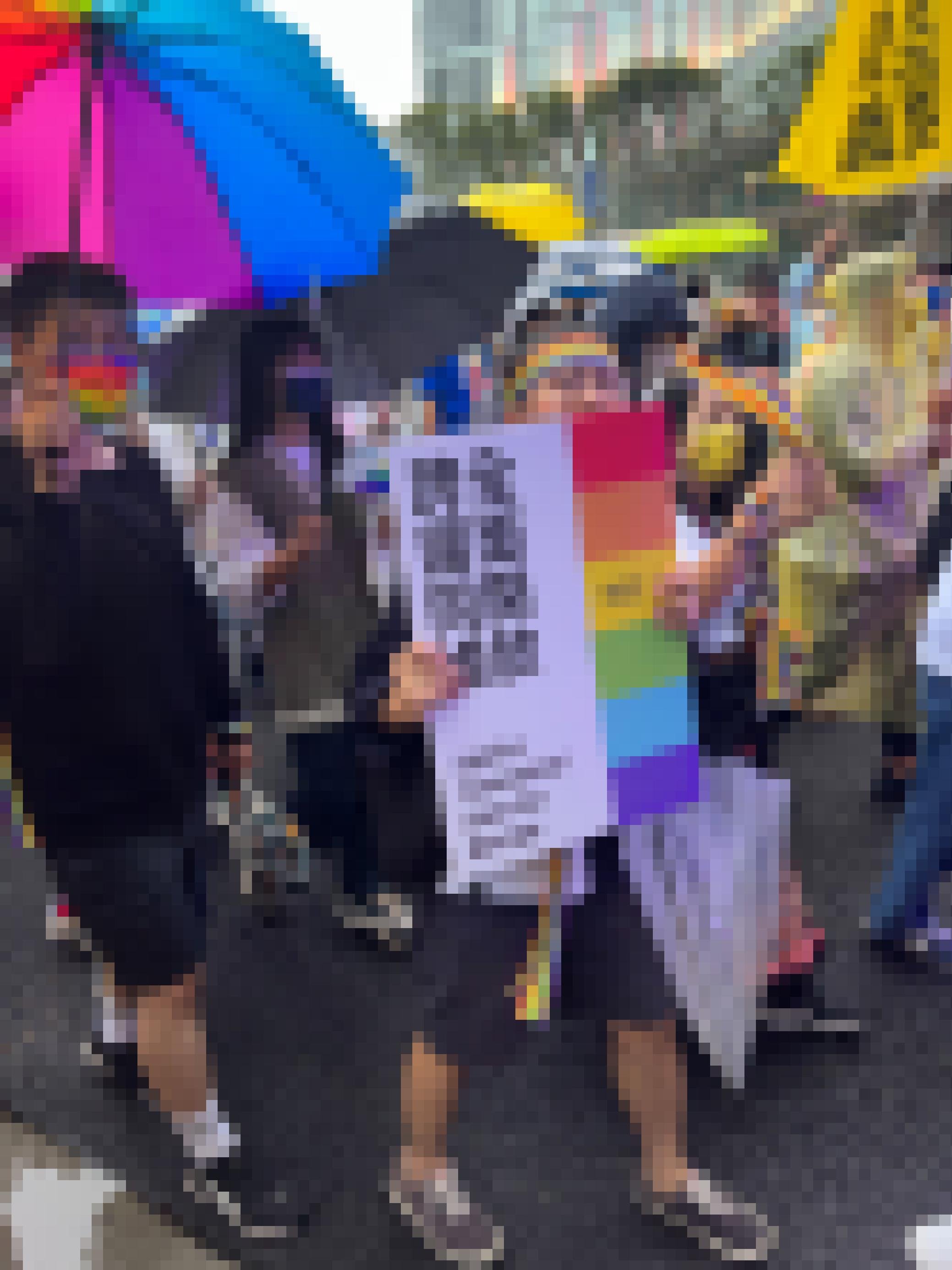 Ein Mann hält ein Schild, auf dem die Legalisierung transnationaler gleichgeschlechtlicher Ehen gefordert wird