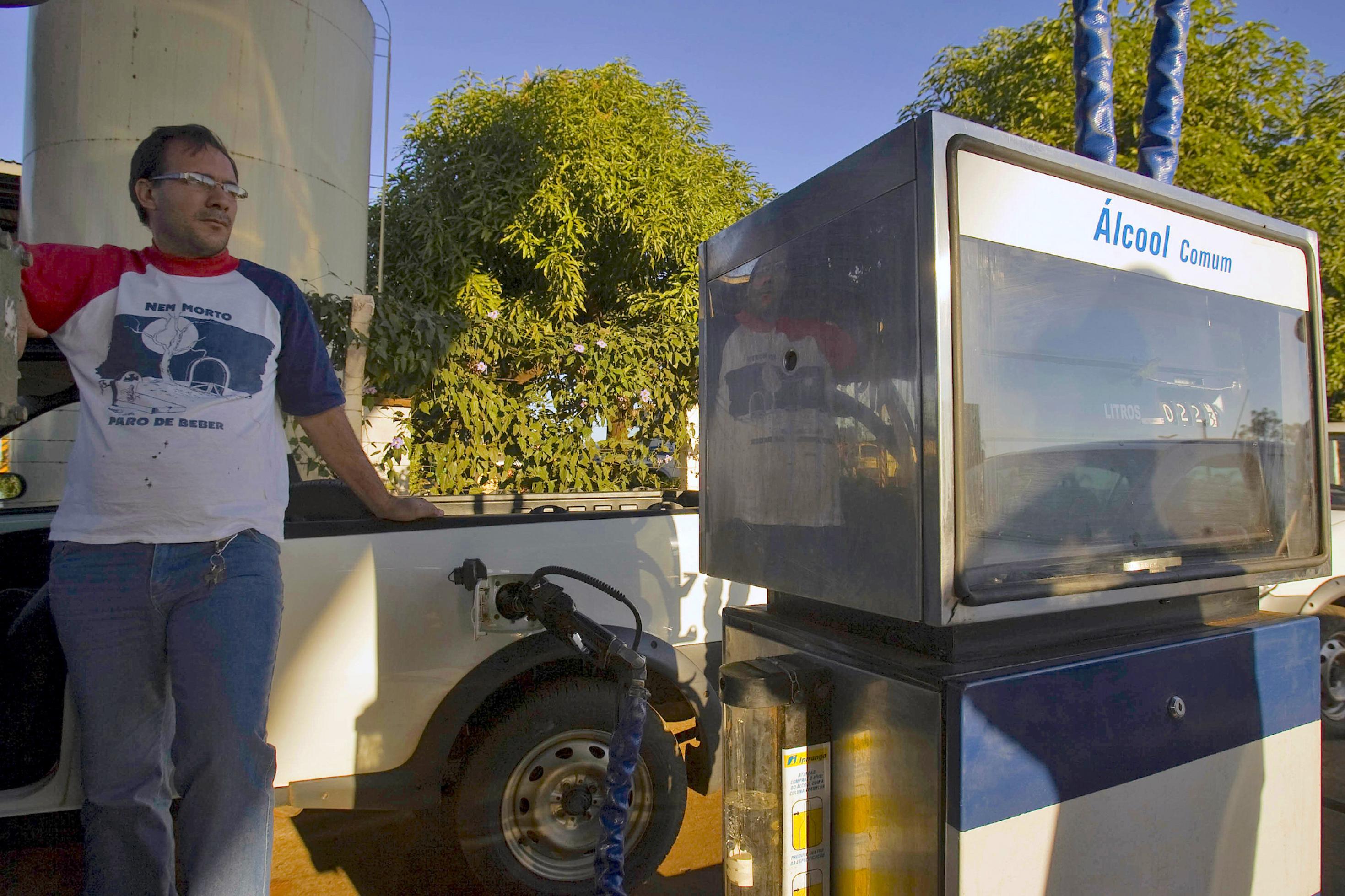 Ein Mann wartet an einer Tankstelle darauf, dass Tank seines Pick-Ups voll wird. In Brasilien tankten früher viele Autos Álcool, also aus Zuckerrohr gewonnenen Ethanol. Ein solcher Sprit wäre von einer CO2-Abgabe vermutlich (weitgehend) ausgenommen. Auch wenn der Anbau der Energiepflanzen in Monokultur selbst größere Umweltprobleme macht.