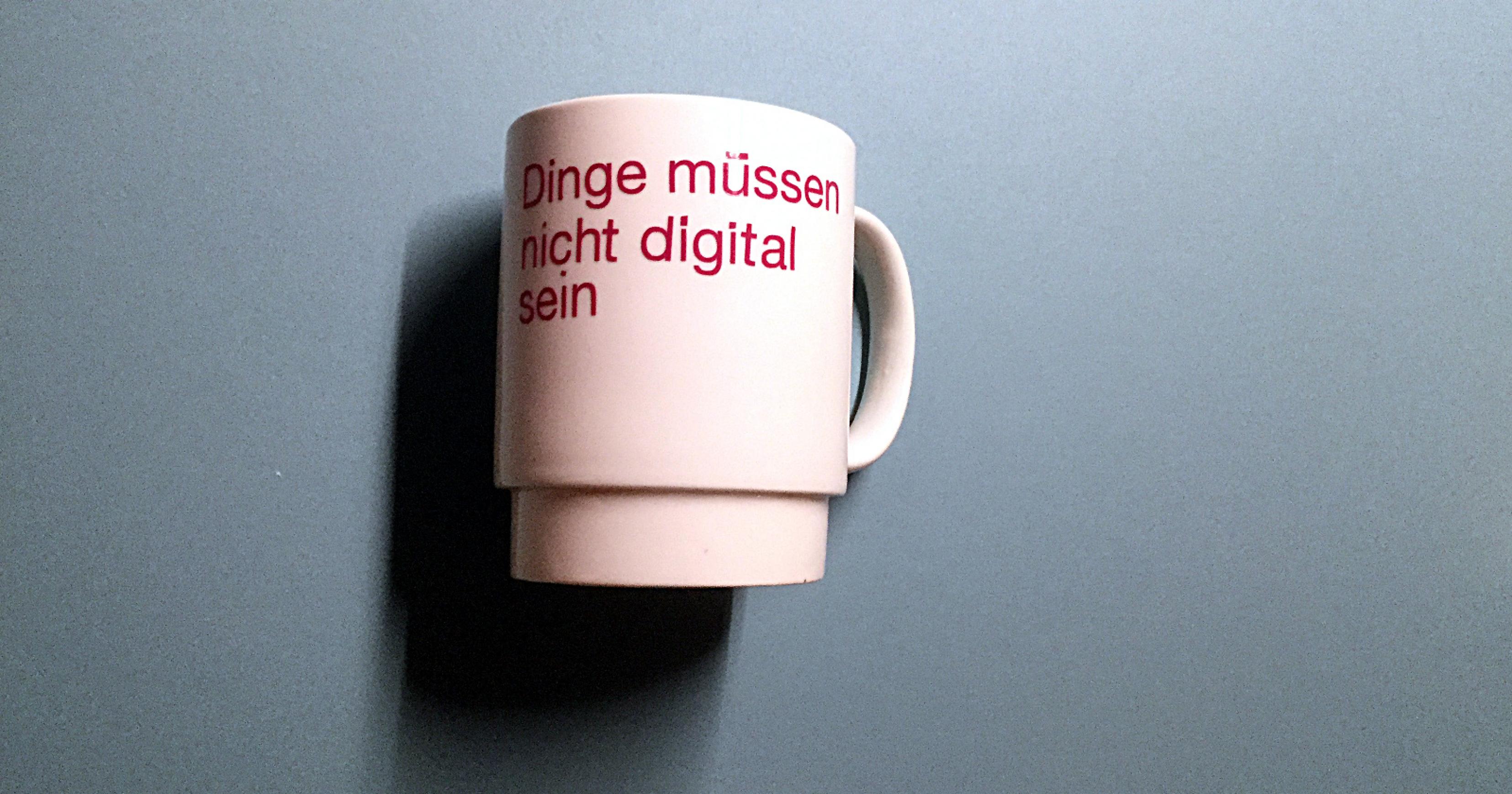Tasse mit Aufschrift „Dinge müssen nicht digital sein.“