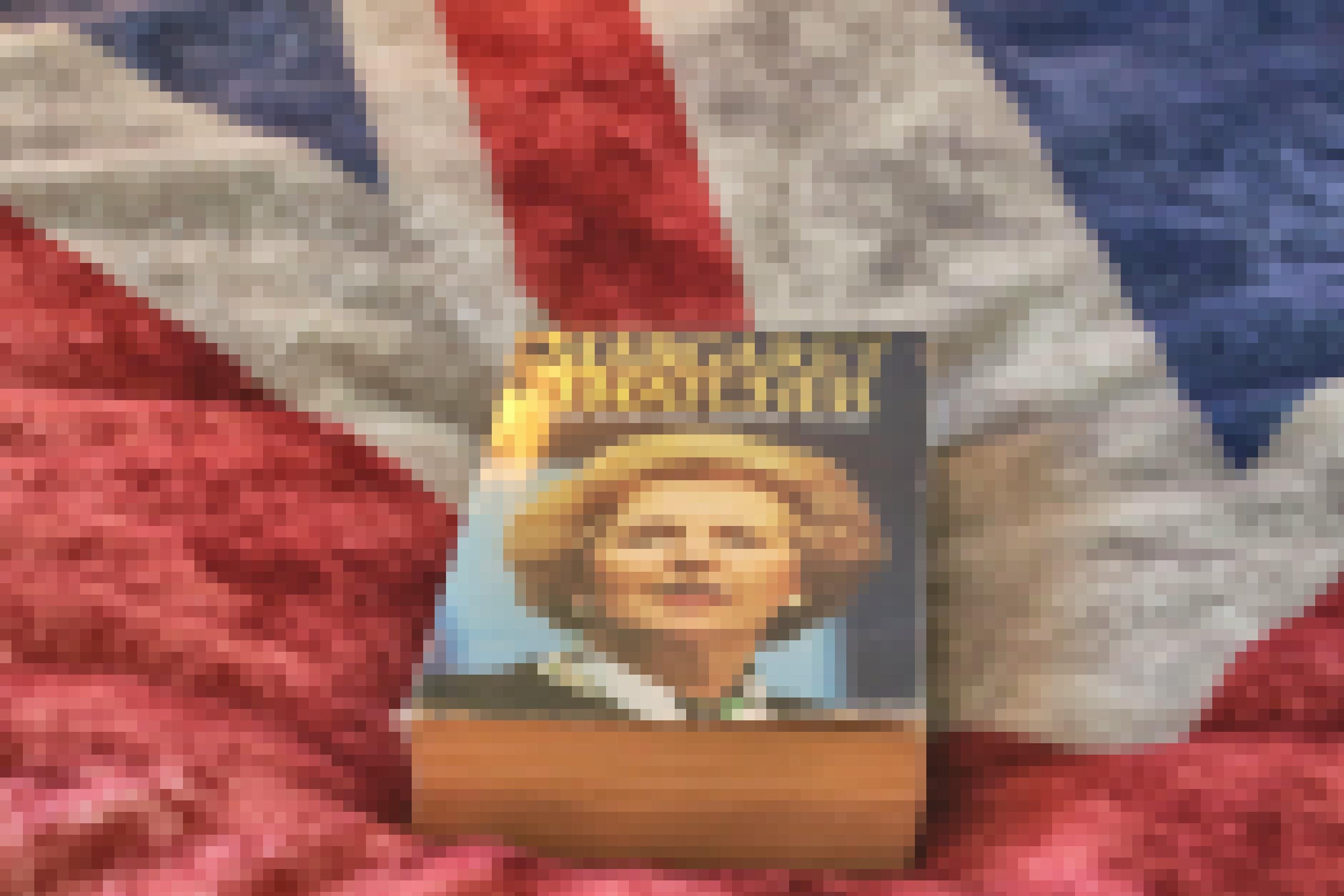 Ein Buch mit Margaret Thatcher auf dem Cover liegt auf einem Bett.