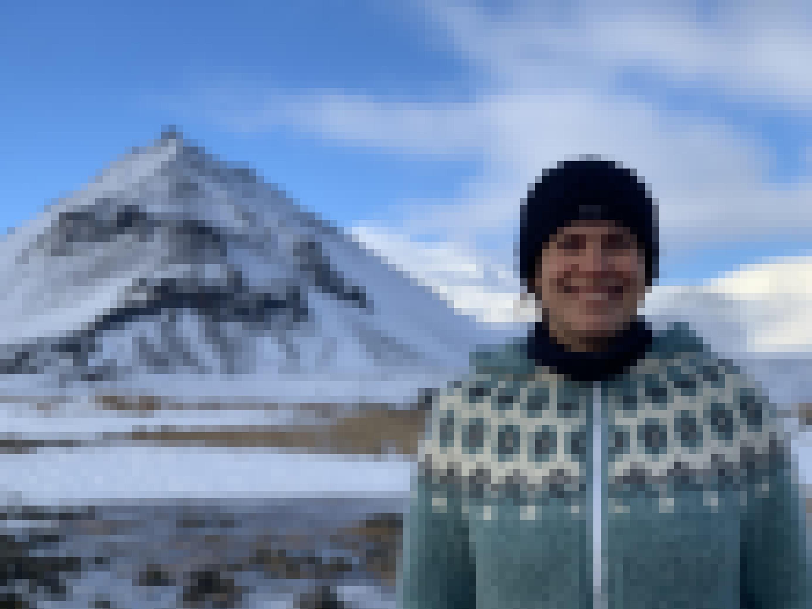 eine Frau lächelnd vor einem Berg [AI]