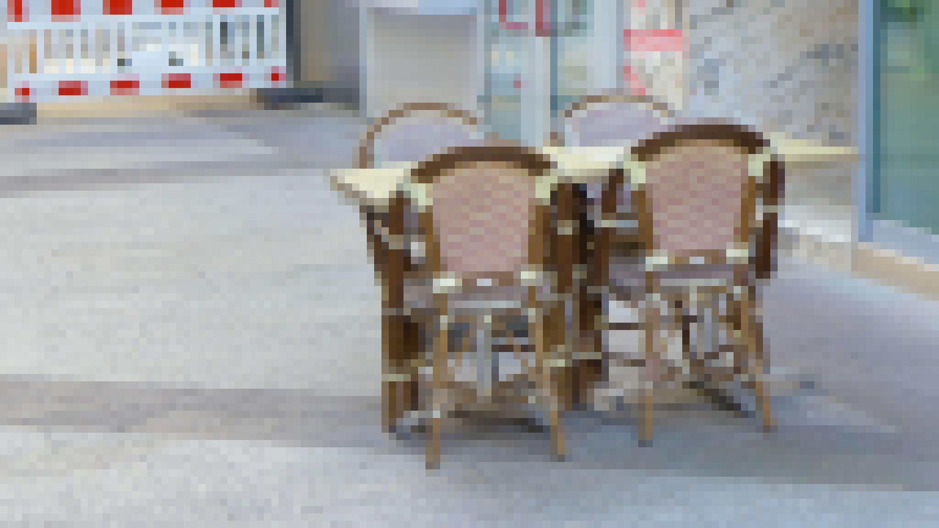Ein einsamer Tisch steht verlassen in der Fußgängerzone. Das Restaurant ist geschlossen.