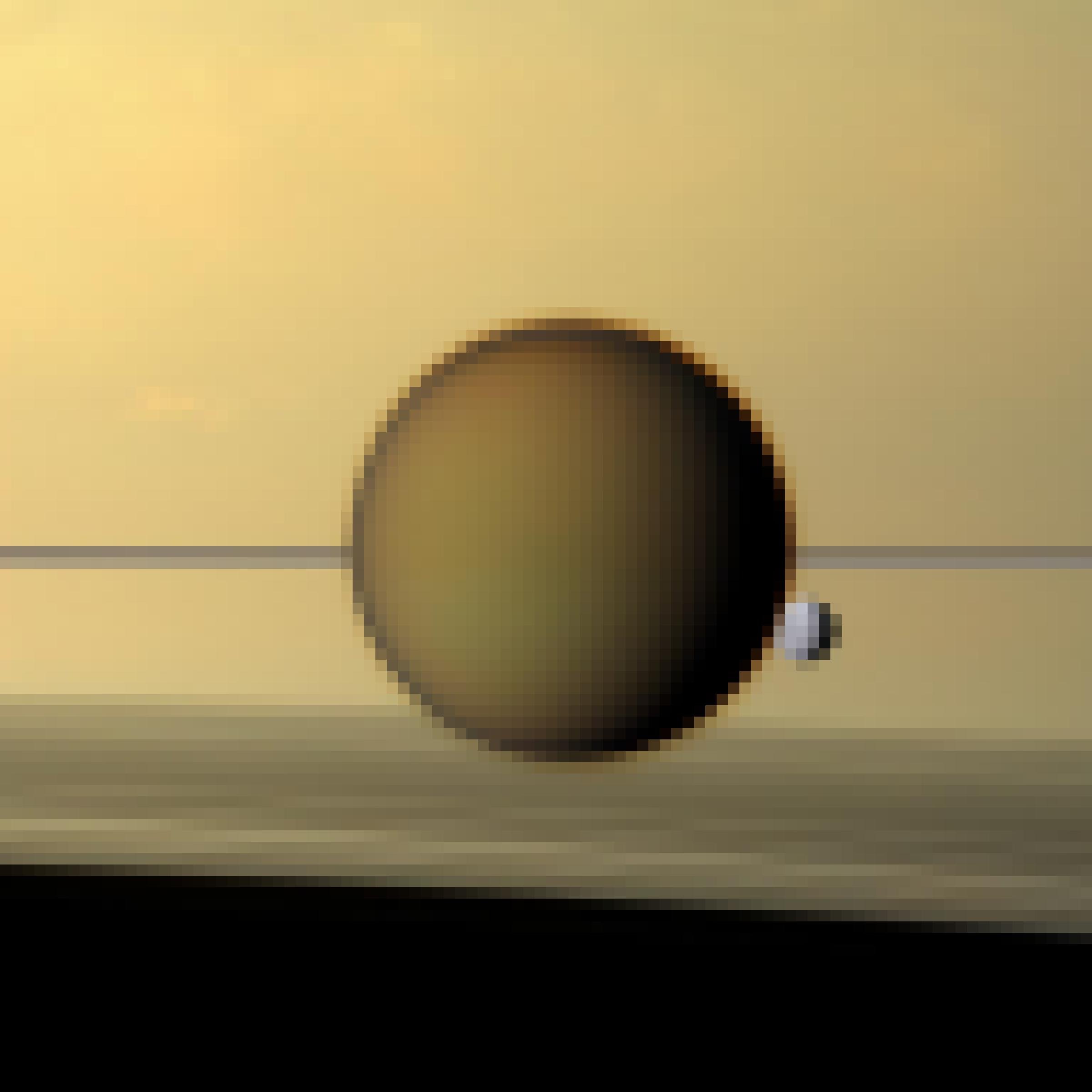 Der größte Saturnmond, Titan, in der Bildmitte; an diesen angrenzend auf Höhe von etwa vier Uhr und ein wenige verdeckt befindet sich der sehr viel kleinere Mond Dione. Dahinter ist ein Ausschnitt des Ringsystems des Saturn und von Saturn selbst zu erkennen.