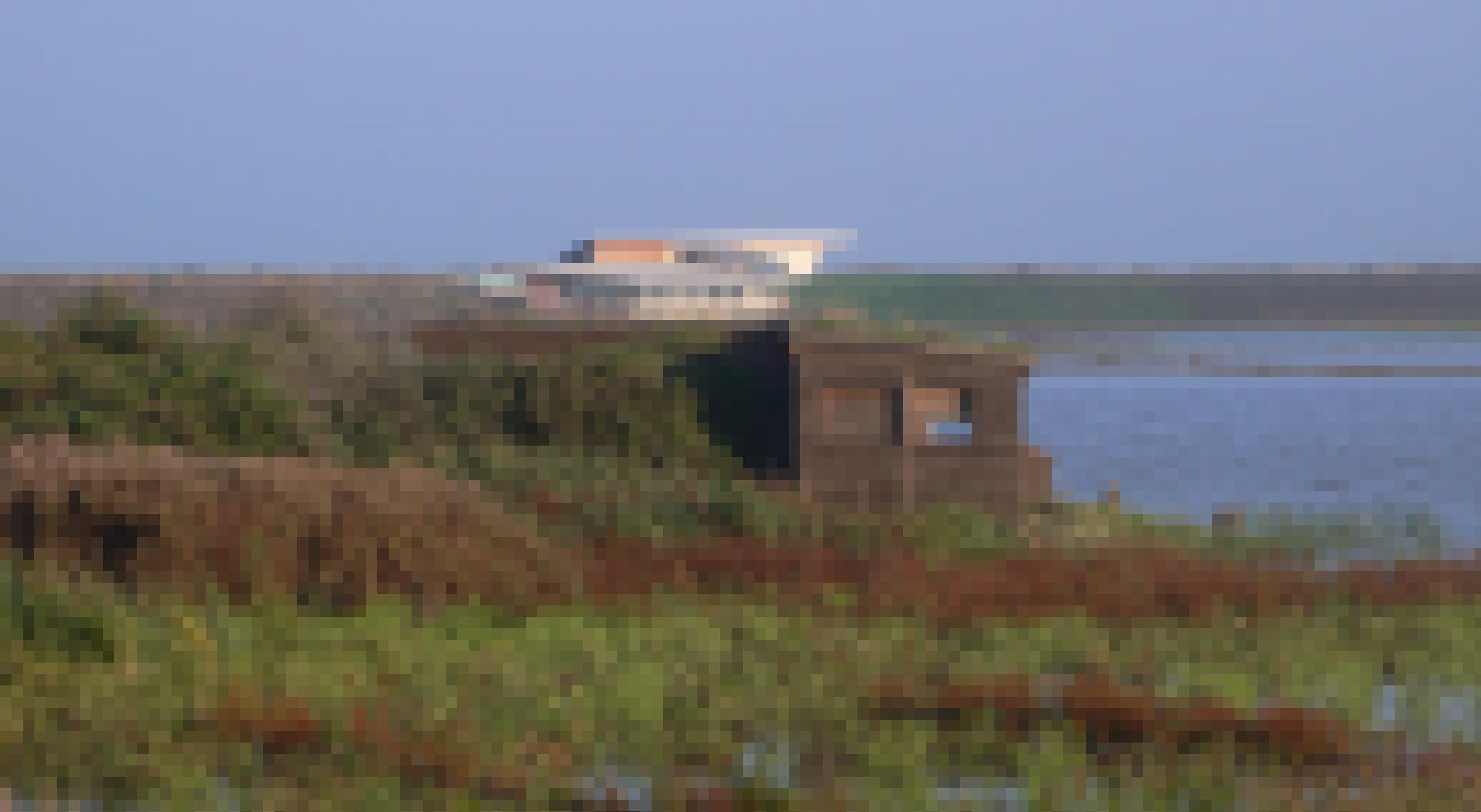 ein Gebäude am Rande eines Sees [AI]