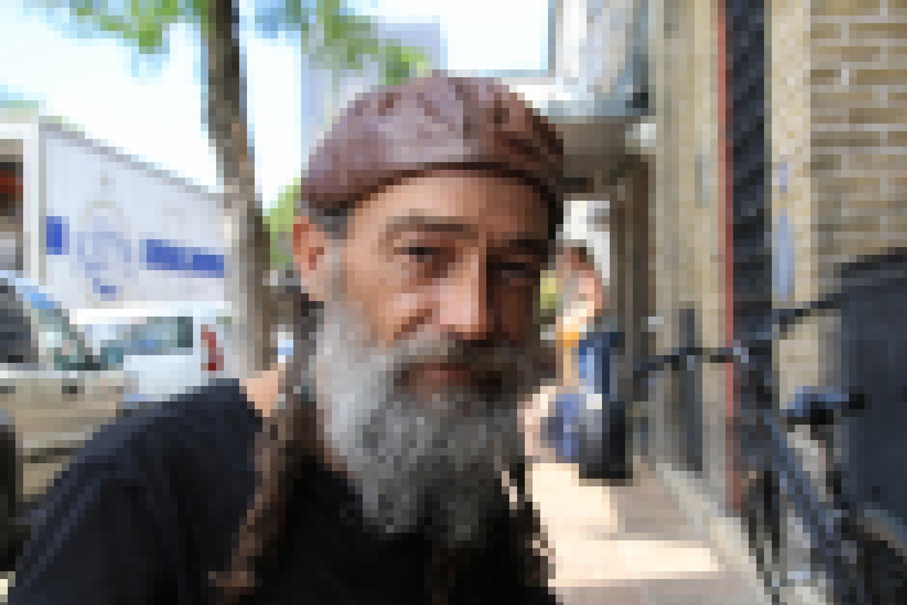 Porträt eines Mannes mit grauem Bart und Ledermütze