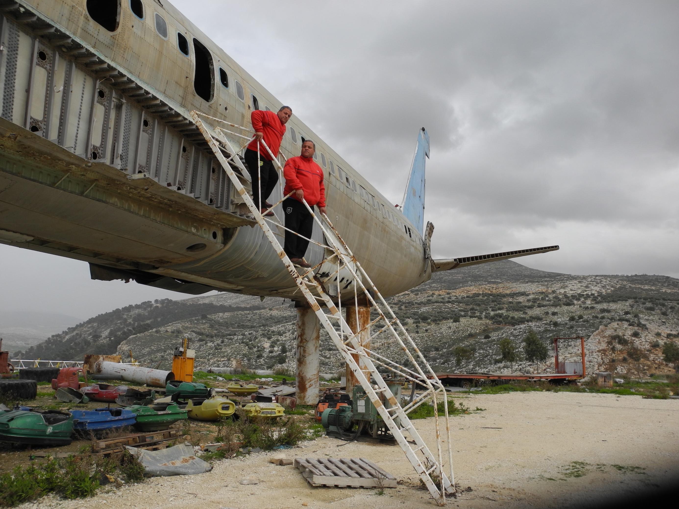 Die Al-Seirafi-Brüder auf ihrer Boeing 707 vor der Renovierung.