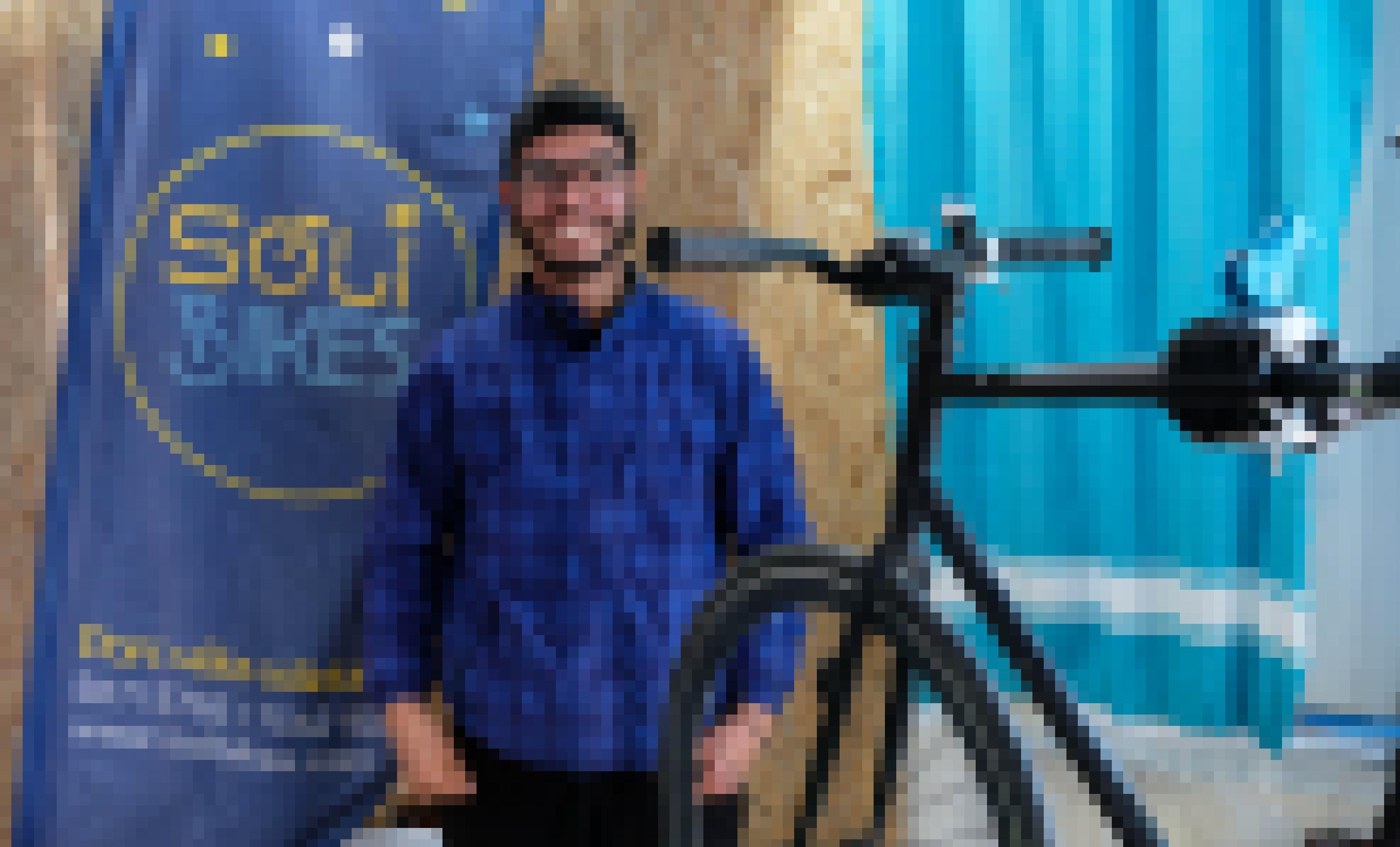 Anis Mchaya im Lokal von Solibikes auf Djerba, Tunesien.