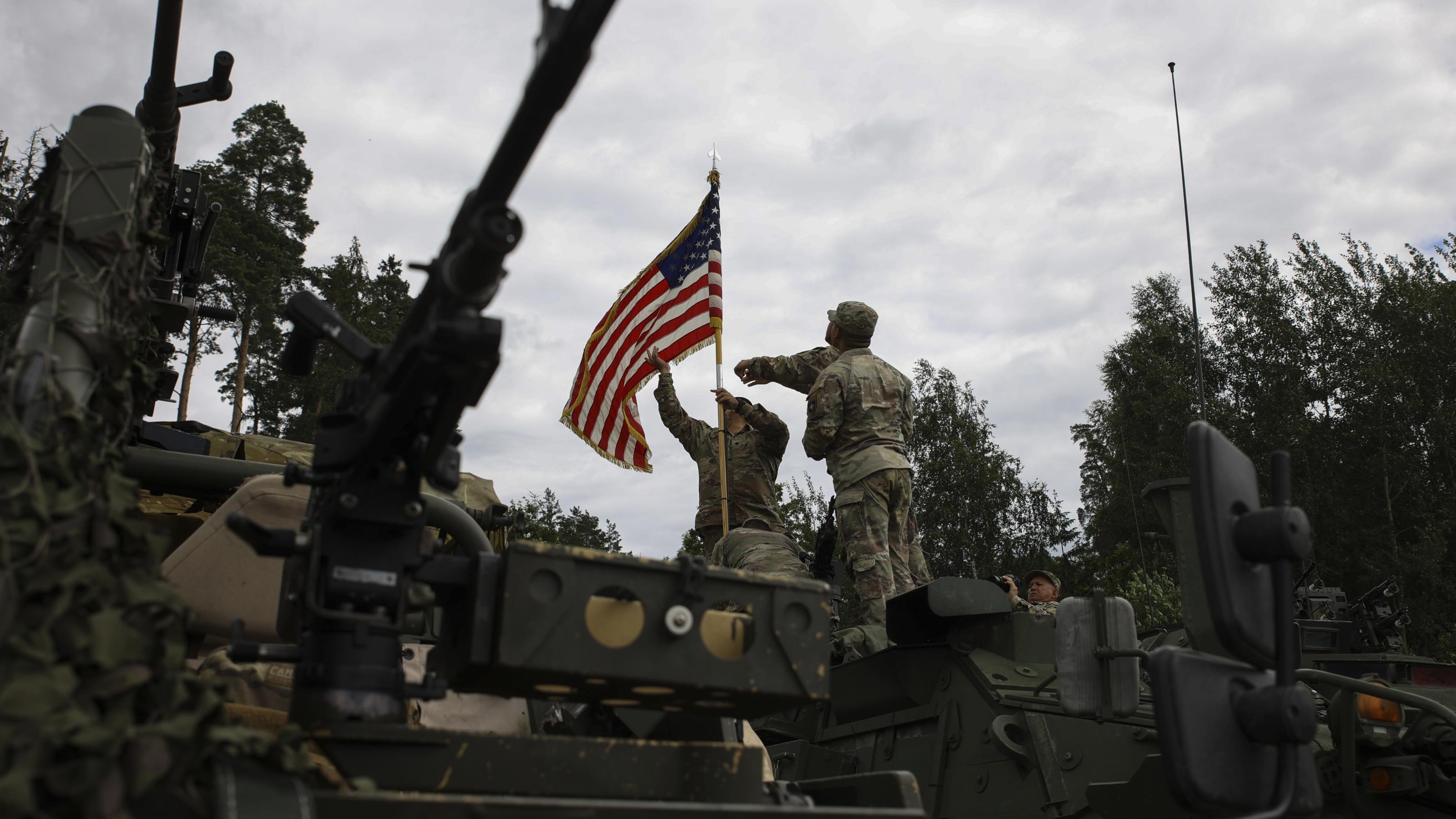 US Soldaten bringen auf einem Militärfahrzeug in der Nähe des polnischen Szypliszki eine US-amerikanische Flagge an.