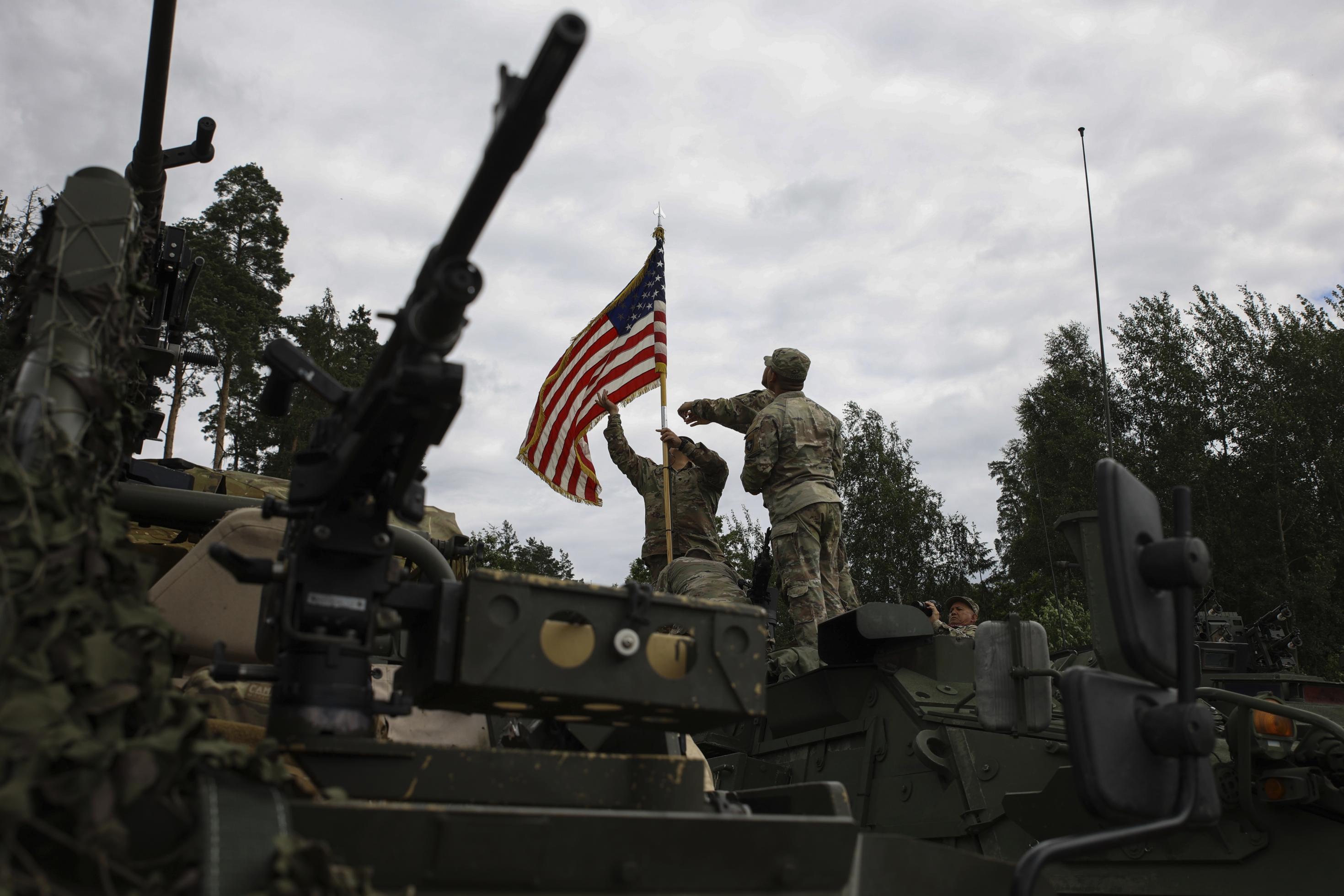 US Soldaten bringen auf einem Militärfahrzeug in der Nähe des polnischen Szypliszki eine US-amerikanische Flagge an.