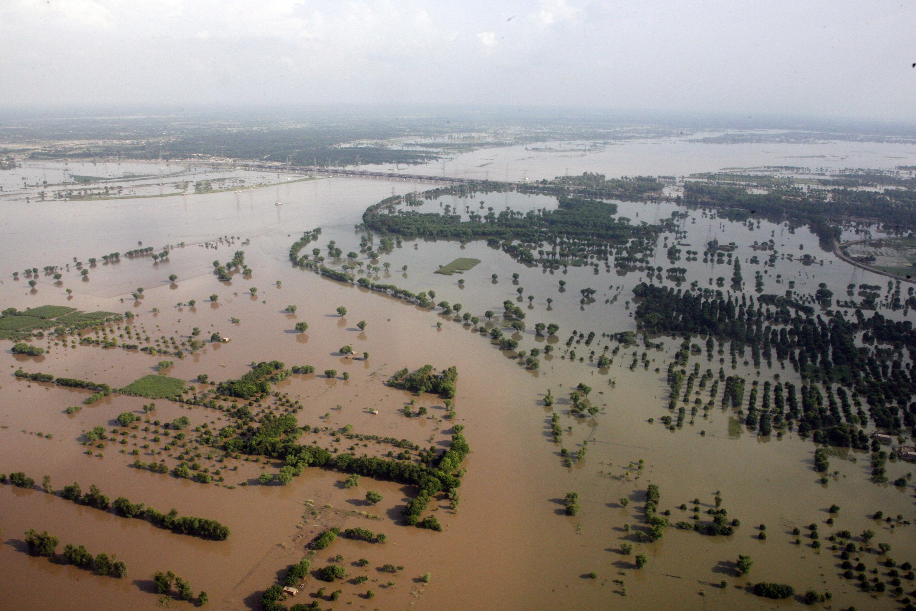 Luftaufnahme von überfluteten Feldern und Dörfern in der pakistanischen Provinz Punjab, nahe der Stadt Multan, im Sommer 2010.
