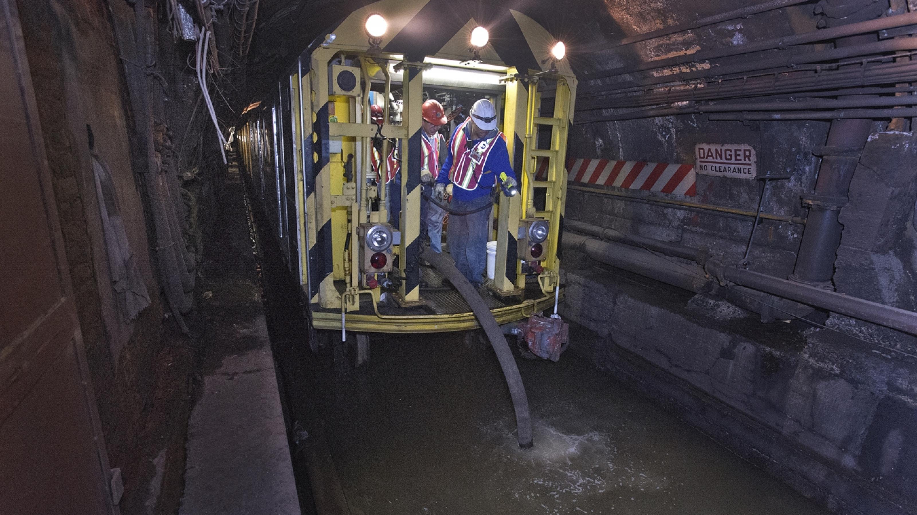 Überschwemmung in der New Yorker U-Bahn während Sturm Sandy 2012: Mit einem Pumpwagen pumpen Angestellte der Metropolitan Transportation Authority rund um die Uhr das Wasser aus dem Tunnel der L-Train unter dem East River.