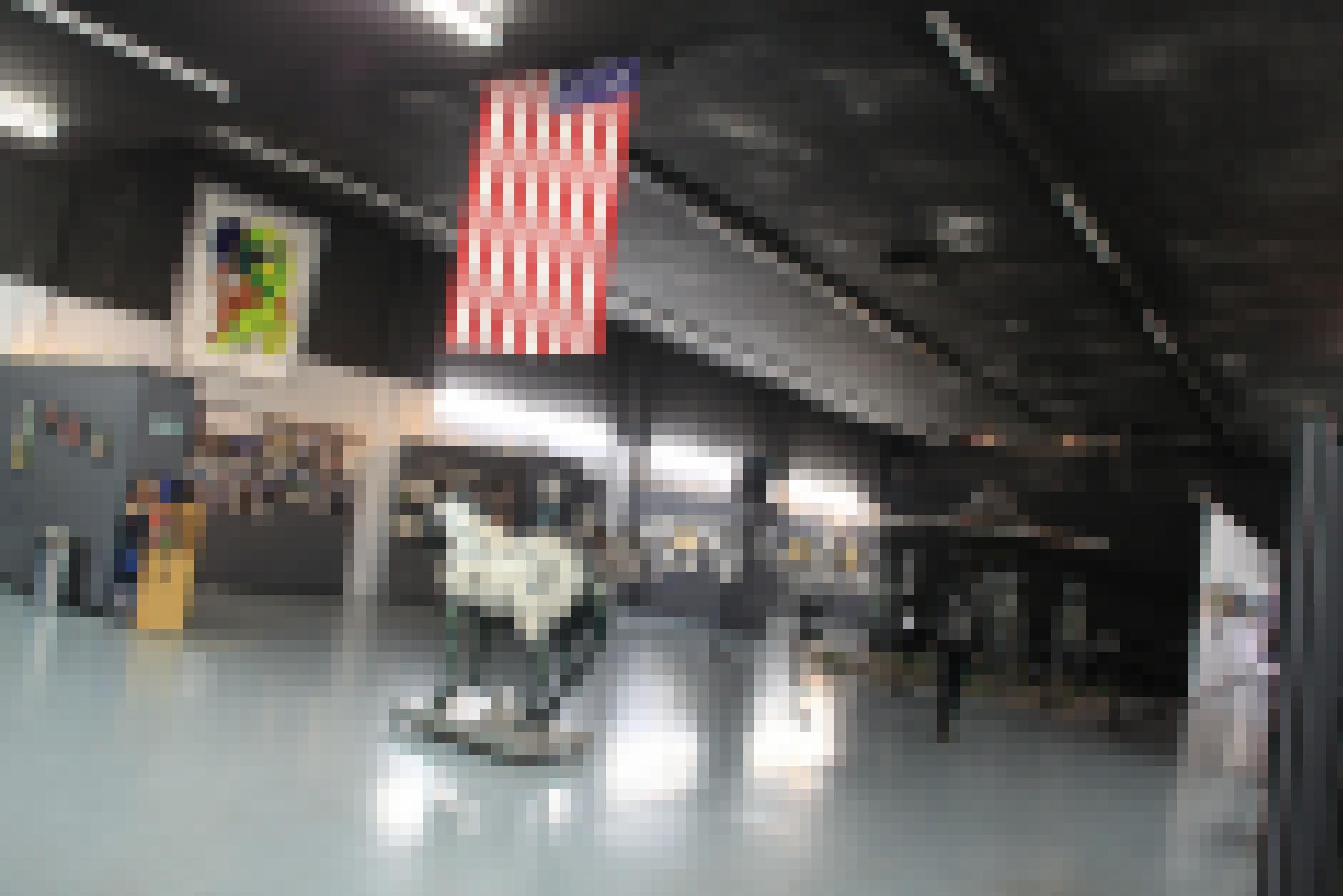 Plastikskulptur eines Pferdes unter einer US-Flagge in einem Museum.