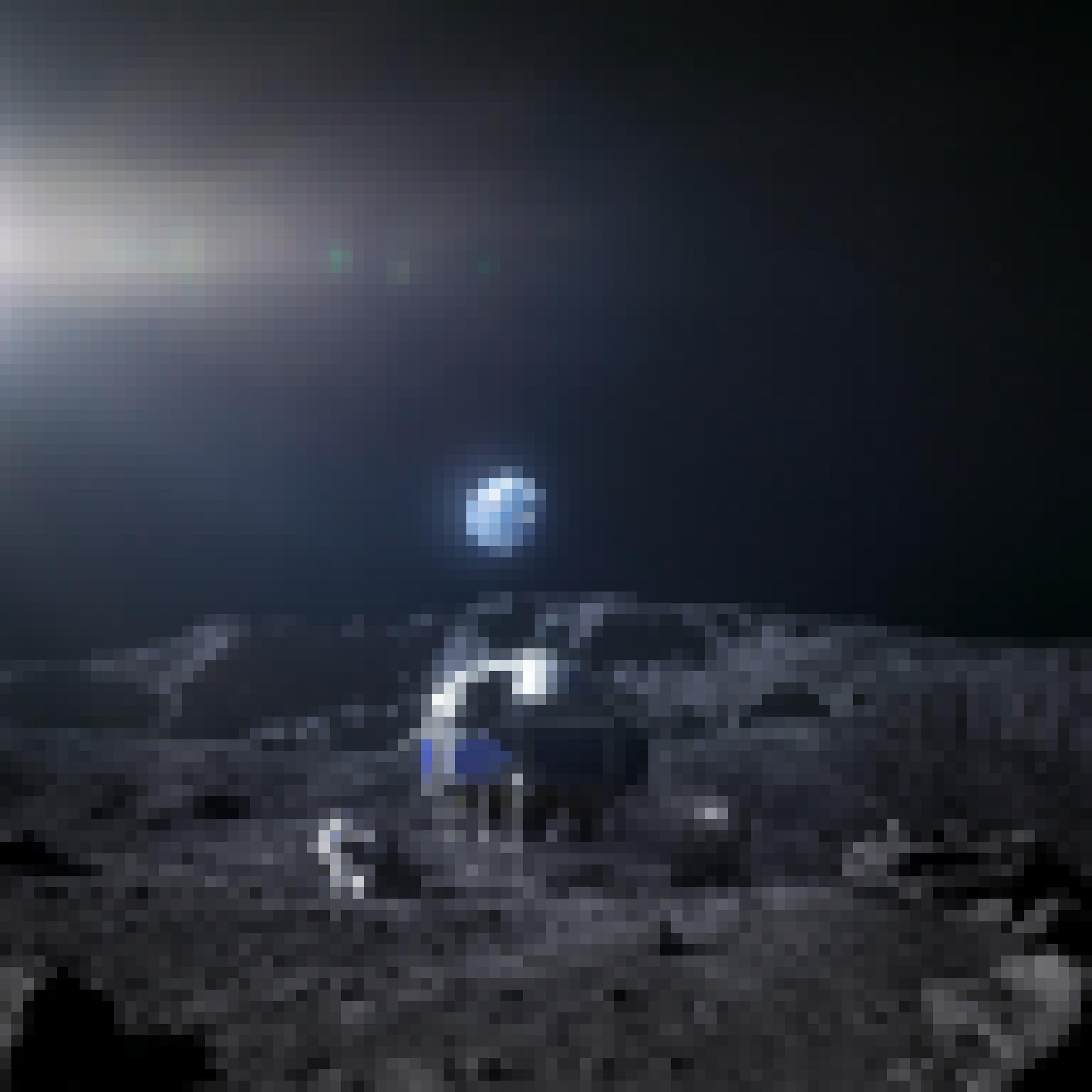 Eine Mondlandefähre auf dem Erdtrabanten. Links und rechts um die Landefähre herum befinden sich zwei Astronauten. Im Hintergrund befindet sich die Erde als kleiner Ball.