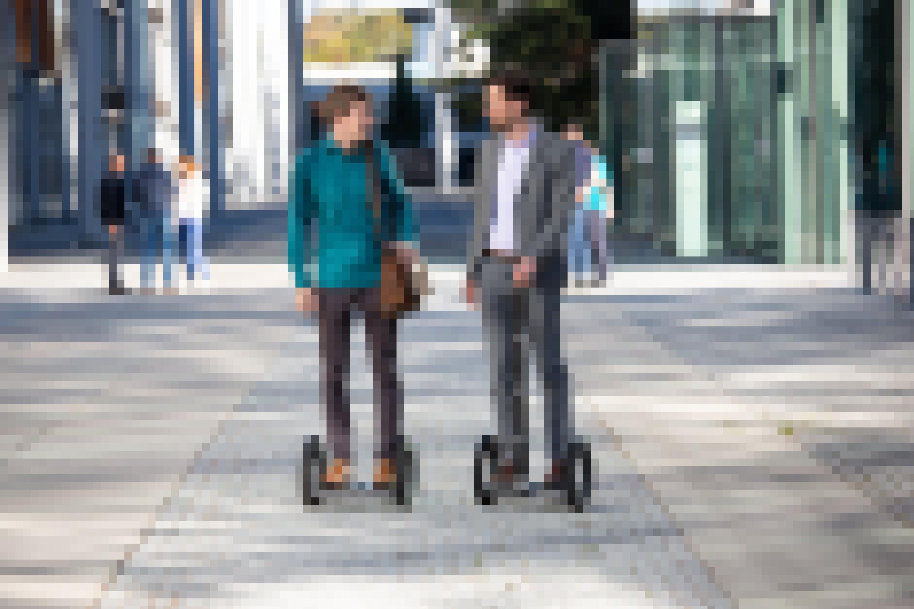 Zwei Männer stehen jeweils auf einem ausklappbaren E-Floater, der so ähnlich aussieht wie ein Segway – aber ohne Stange.