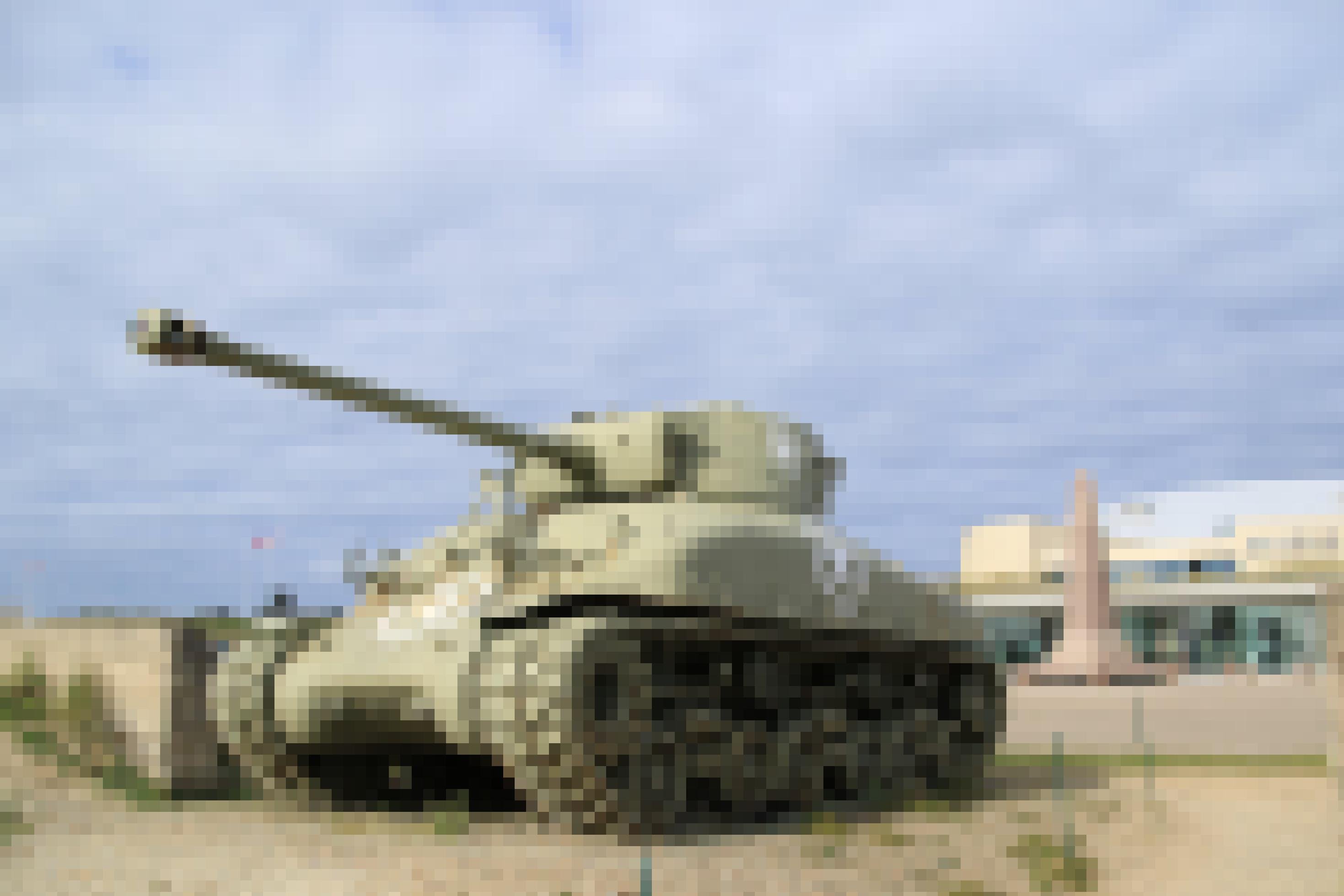 Ein ausrangierter Panzer steht vor einem Museum