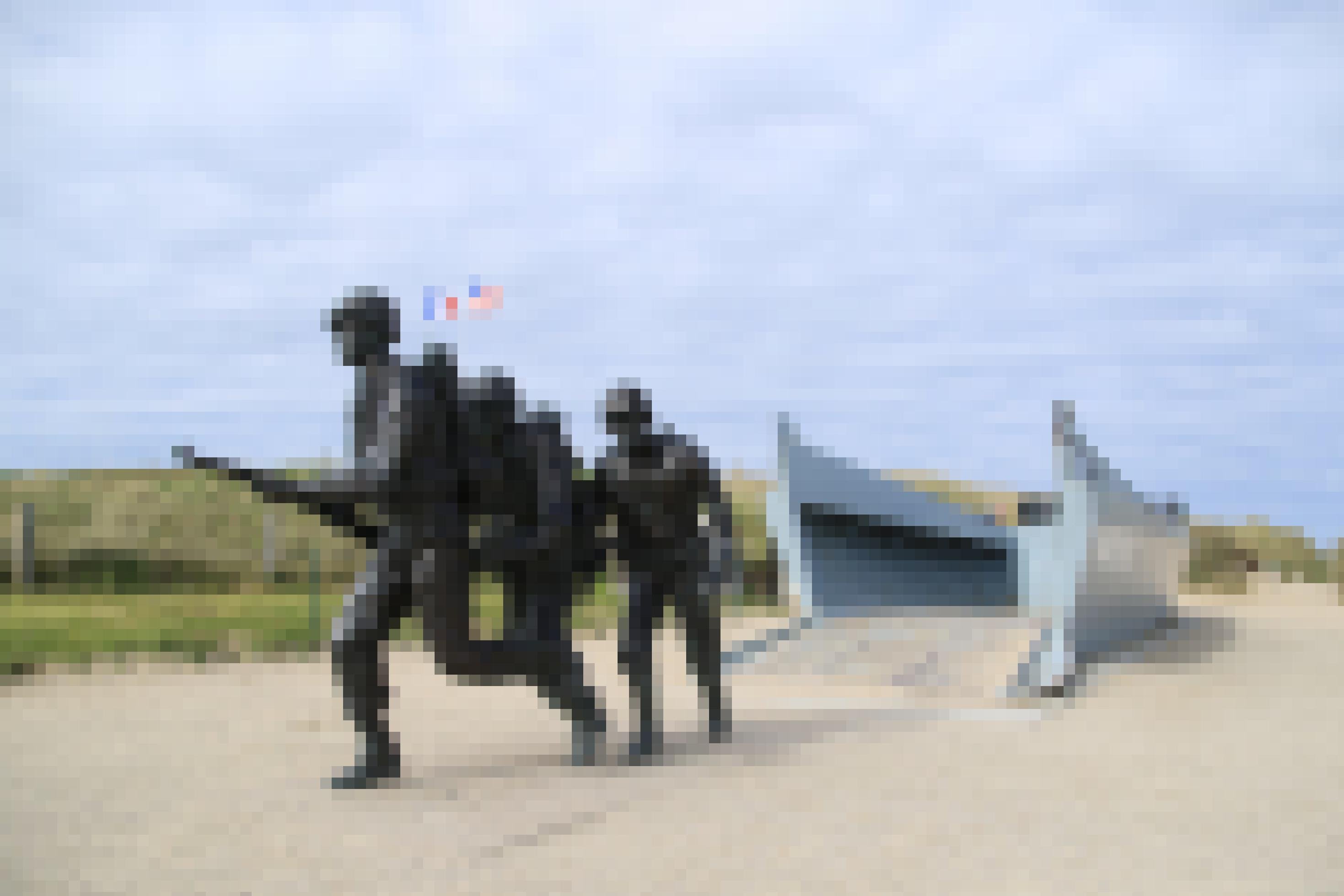 Eine Skulptur zeigt Soldaten, die aus einem Schiff springen.