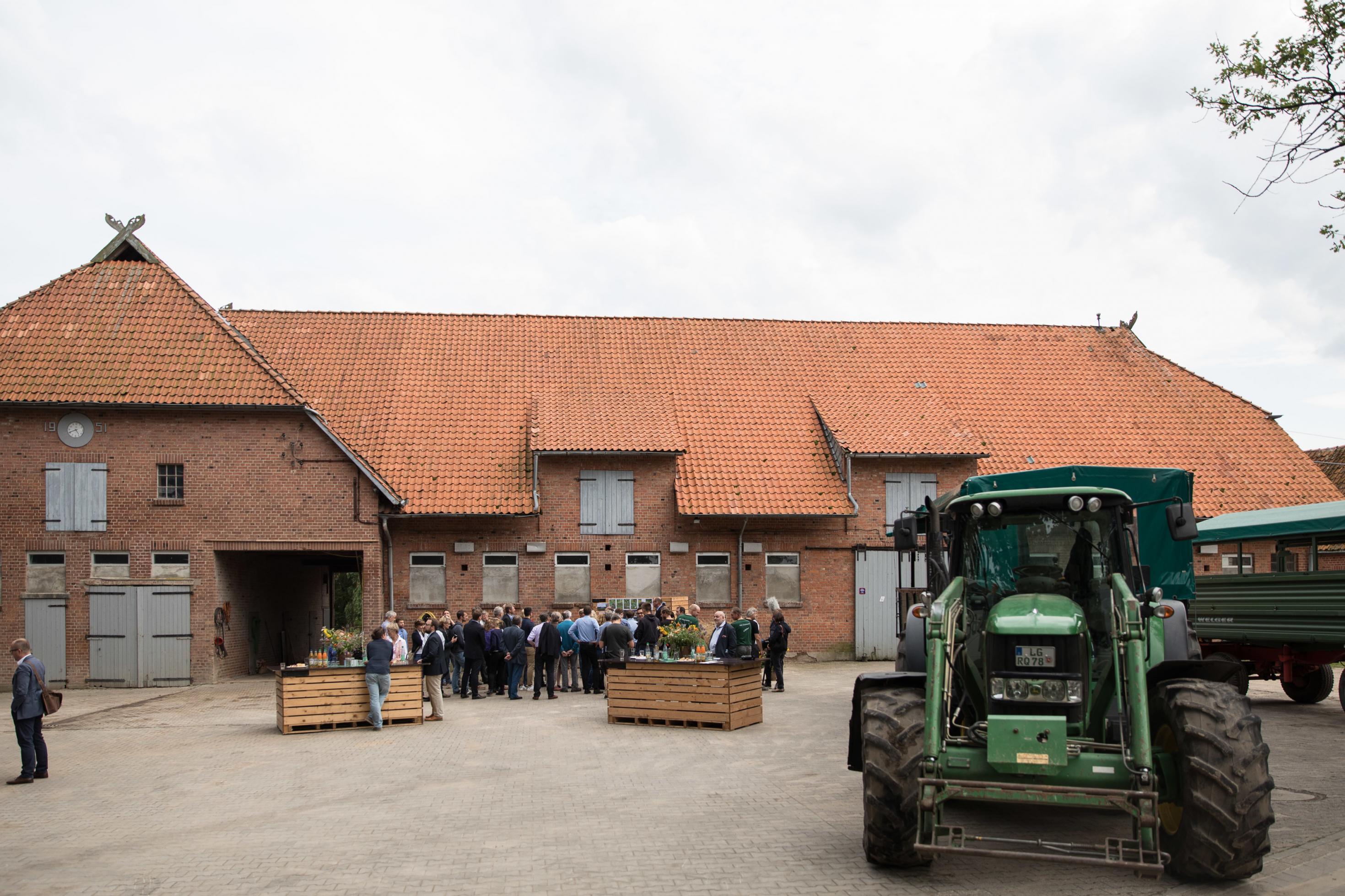 Mitarbeiter des Projekts FRANZ haben sich vor einem der zehn teilnehmenden Betriebe versammelt, dem Bauernhof der Familie Hartmann in Rettmer bei Lüneburg. Dort werden vor allem Kartoffeln und Getreide angebaut.