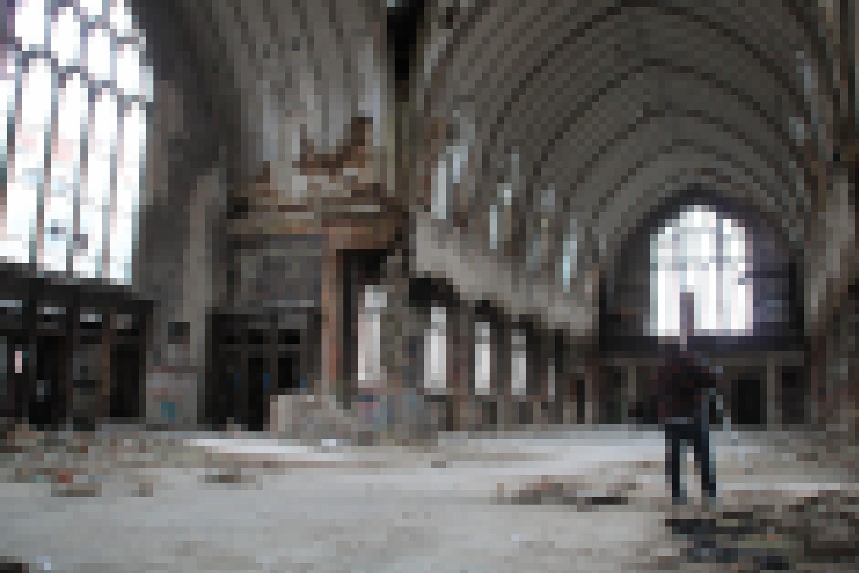 Leer stehende Kirche mit Schutt auf dem Boden, im Hintergrund eine Frau vor einem Stativ.