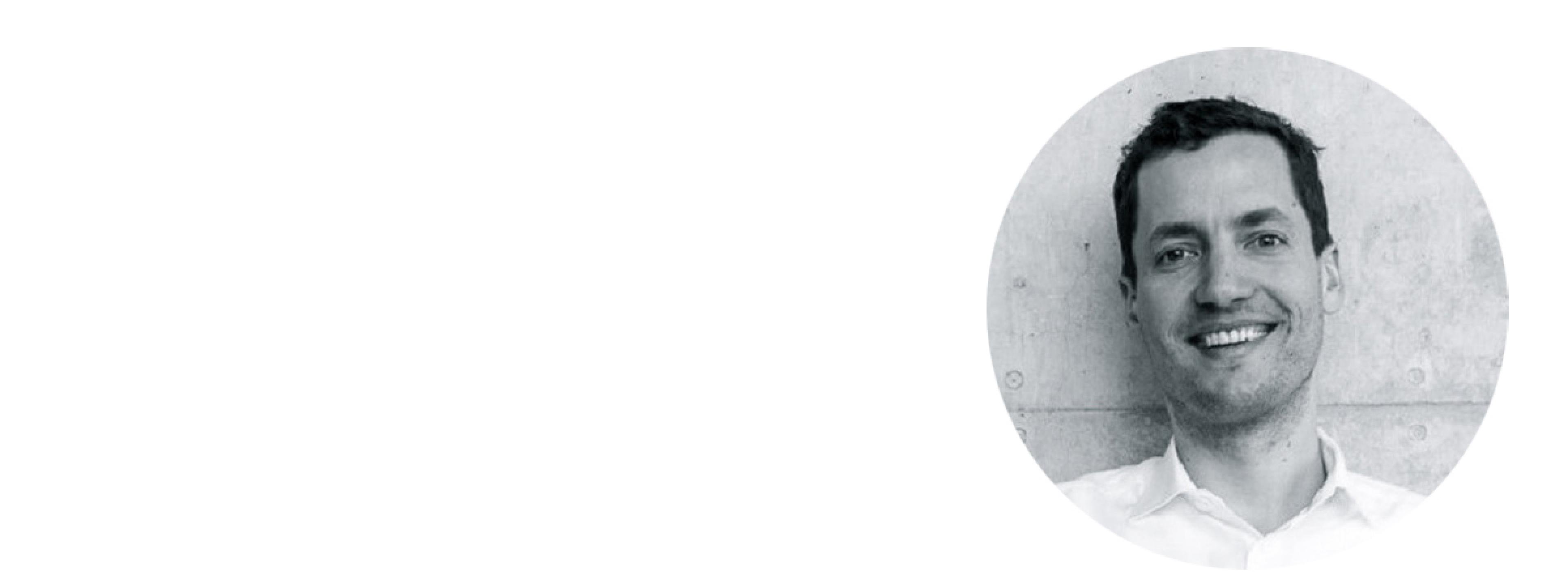 Sebastian Guoy, Mitgründer der Firma UrMo. Das Bild ist ein weißer Streifen, der Kopf ist in schwarz-weiß in einer Vignette rechts zu sehen.