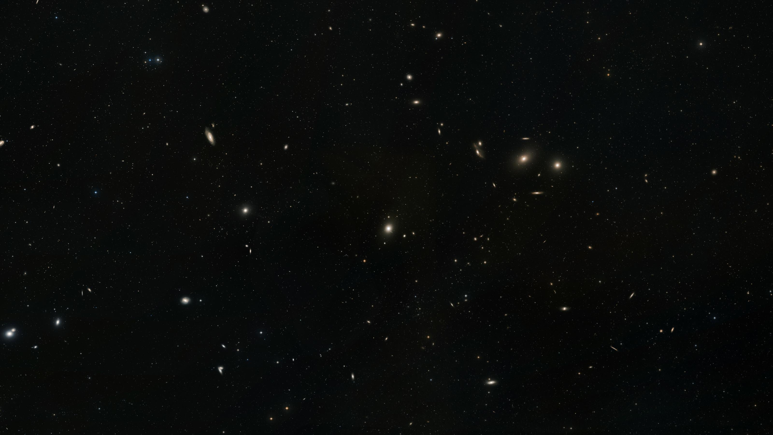 Zu sehen ist ein Ausschnitt des Virgo-Galaxienhaufens. Als zentrales Objekt ist als heller elliptischer Fleck die Galaxie M 87 zu sehen. Rechts oberhalb davon befindet sich eine Abfolge von Galaxien unerschiedlicher Form, die Markarjansche Kette.