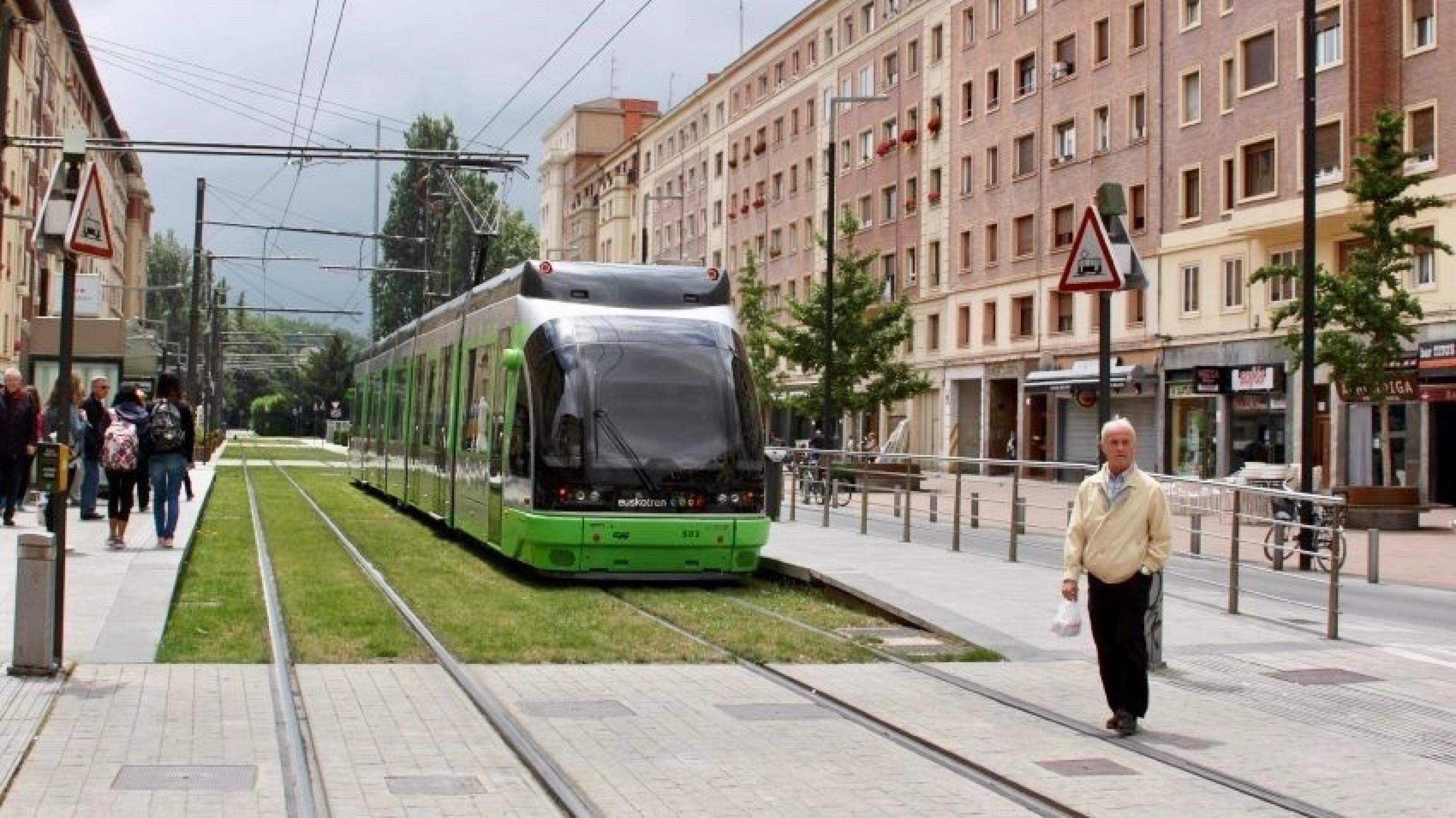 Eine Straßenbahn in Vitoria Gasteiz.