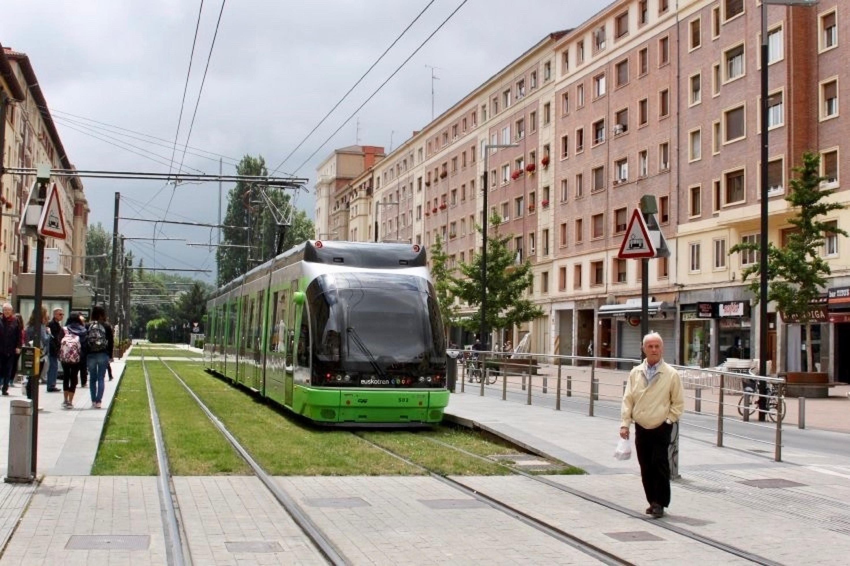 Eine Straßenbahn in Vitoria Gasteiz.