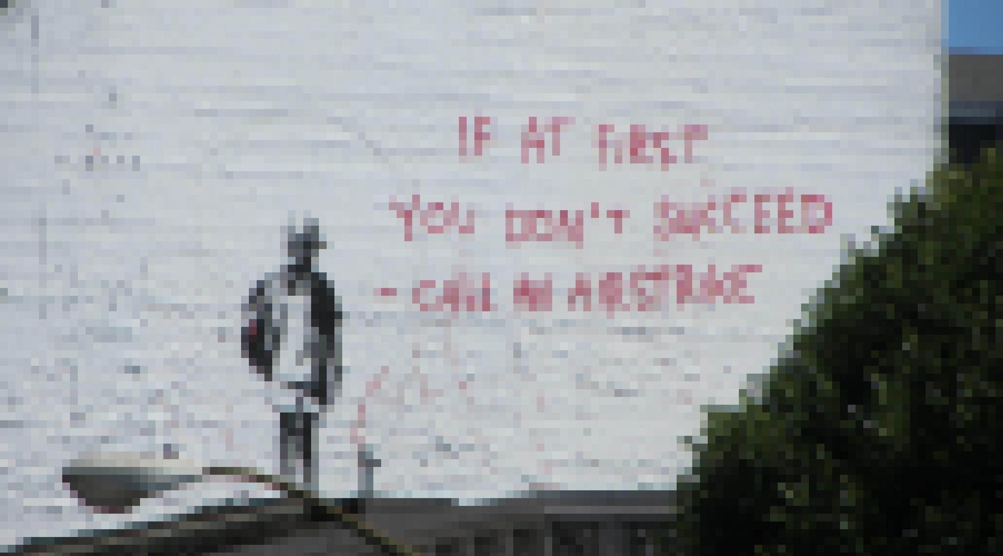 Auf einer Wand ist eine Figur mit Gasmaske gemalt. Daneben der Spruch: „If at first you don't succeed, call an airstrike.“