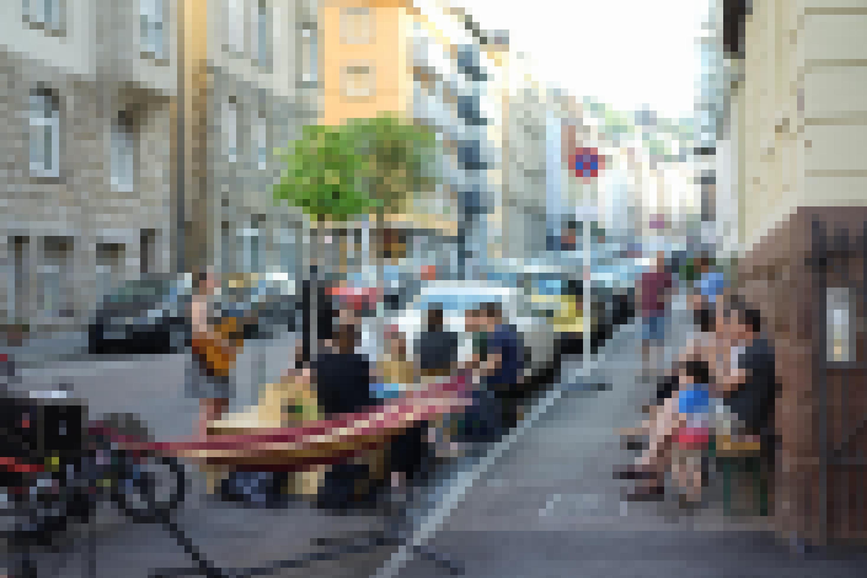 Die Anwohner sitzen auf mitgebrachten Bierbänken an der Hauswand und lauschen einer Sängerin, die auf der Straße steht und singt