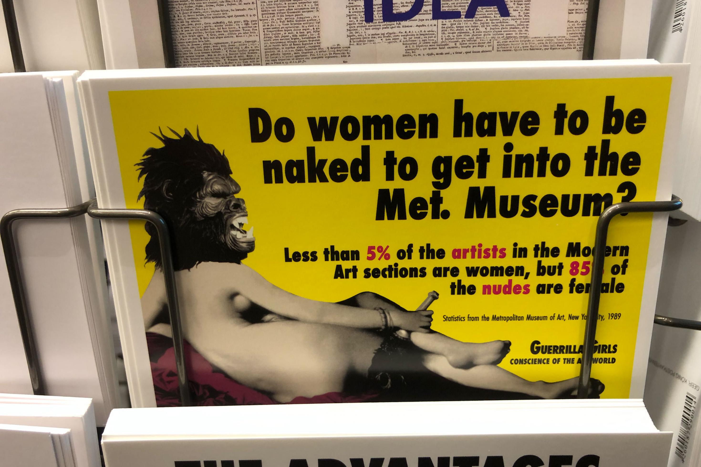 Gelbe Postkarte mit dem Bild einer nackten Frau darauf und einem feministischen Text.