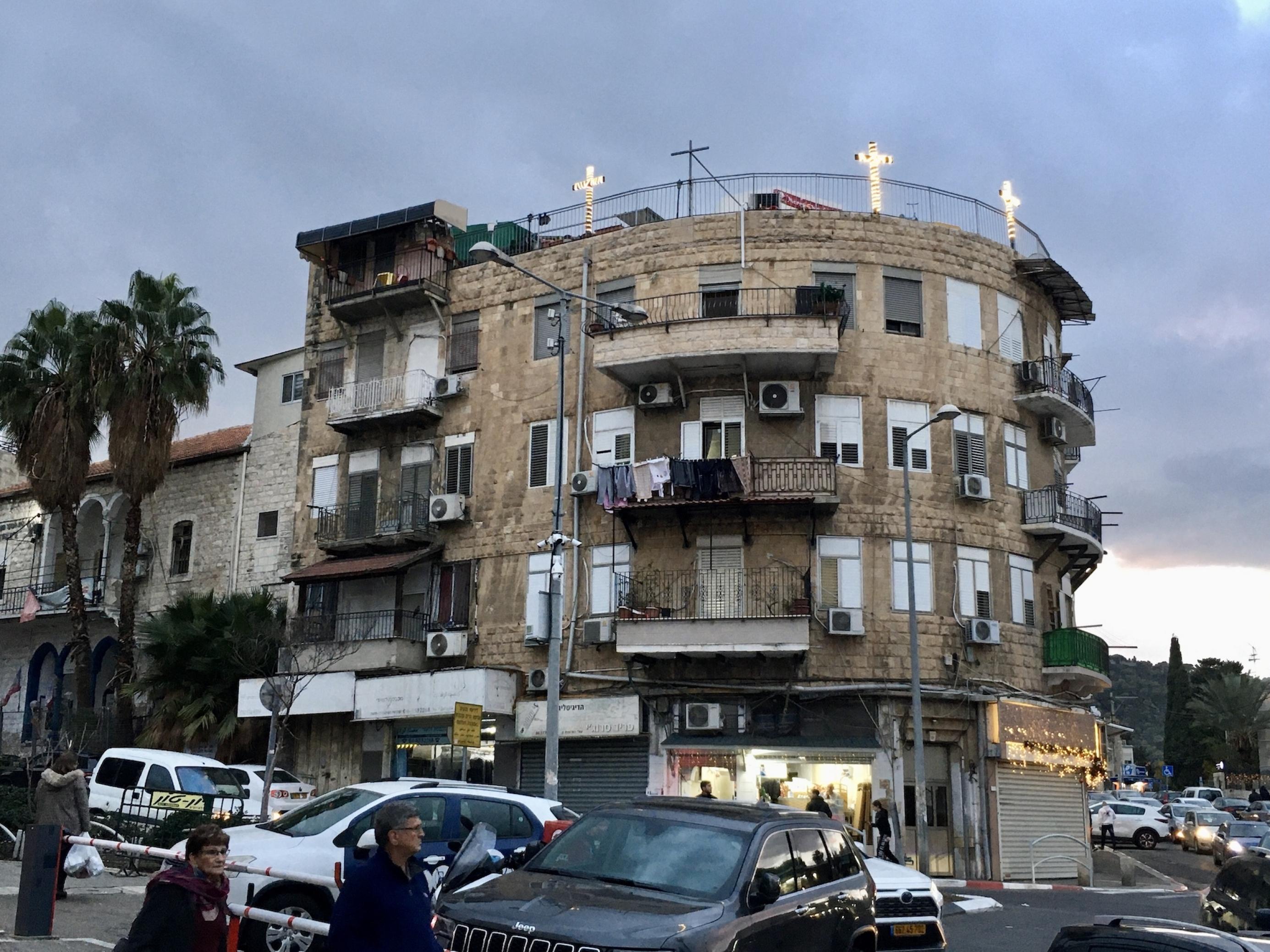 Zu Weihnachten sparen die arabischen Christen von Haifa nicht an Lichterketten und Weihnachtsschmuck.