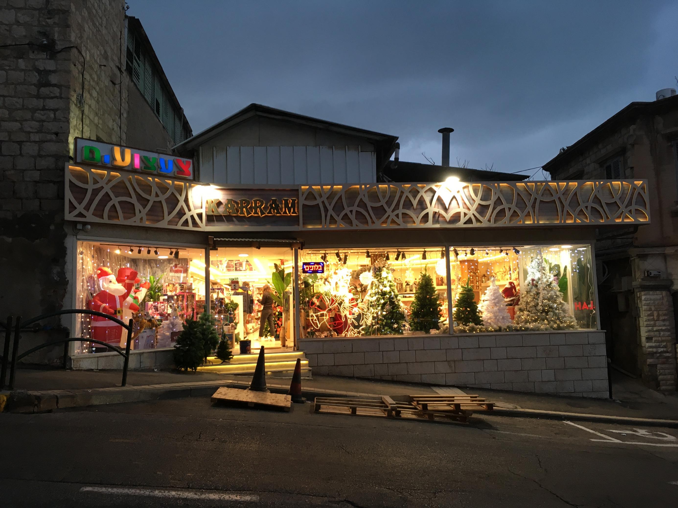An Weihnachten gibt es im arabischen Viertel Wadi Nisnas in Haifa mehr Weihnachtsschmuck als Falafel-Bällchen zu kaufen, 